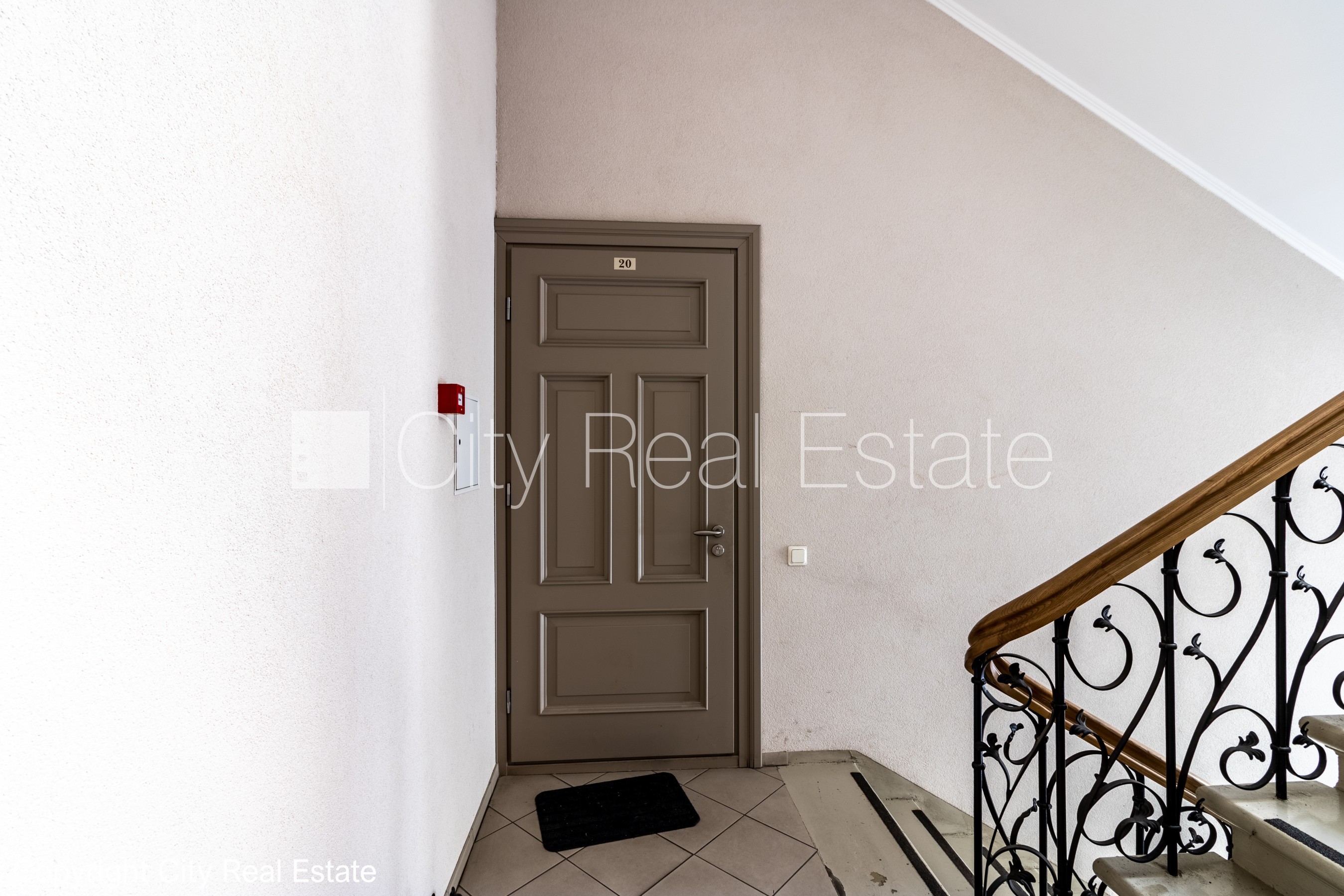 Объявление. Здание во дворе, реновированный дом, закрытый двор, вход с улицы, лифт, лестничная клетка после Цена: 550 EUR/мес. Foto #14