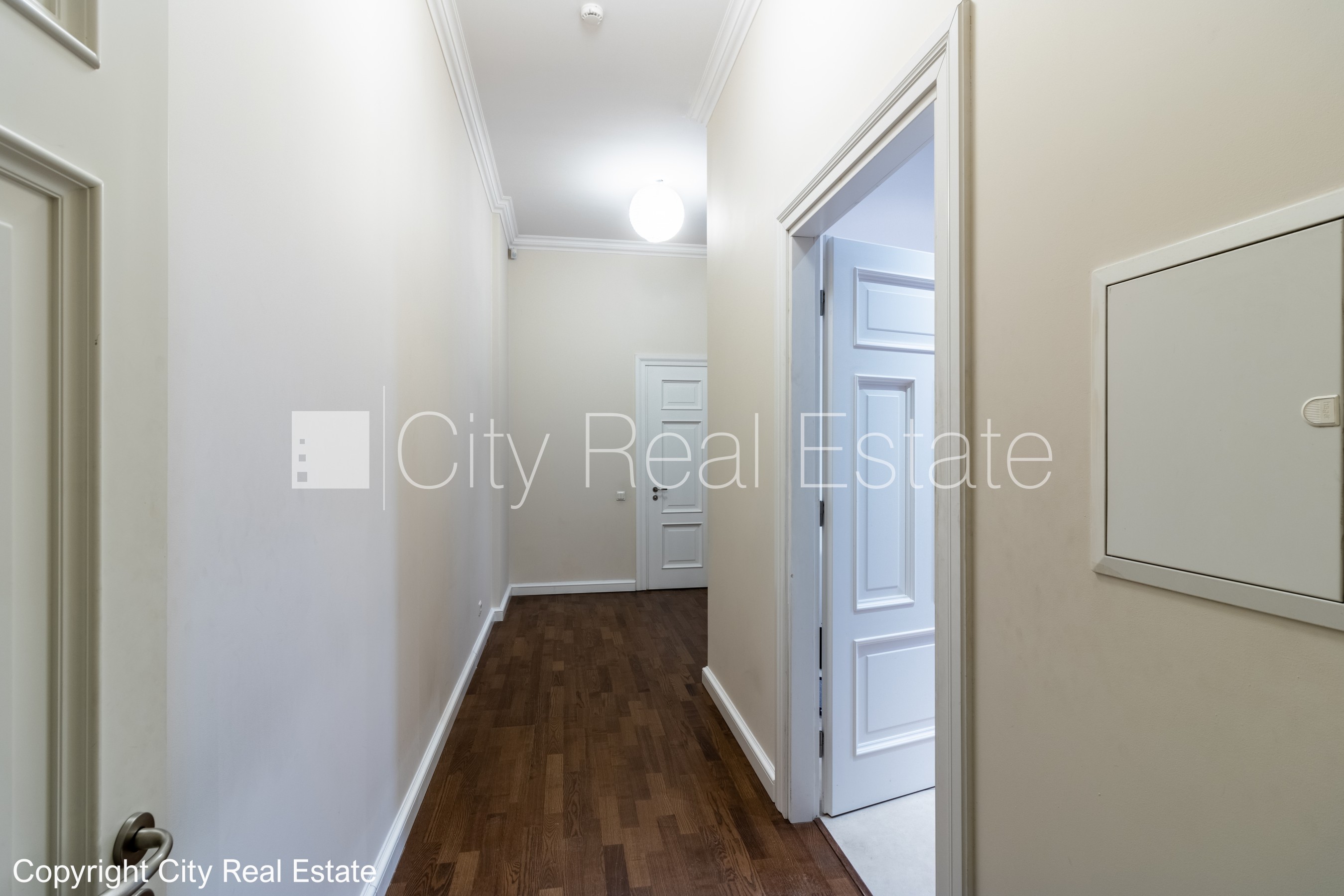 Объявление. Здание во дворе, реновированный дом, закрытый двор, вход с улицы, лифт, лестничная клетка после Цена: 550 EUR/мес. Foto #4