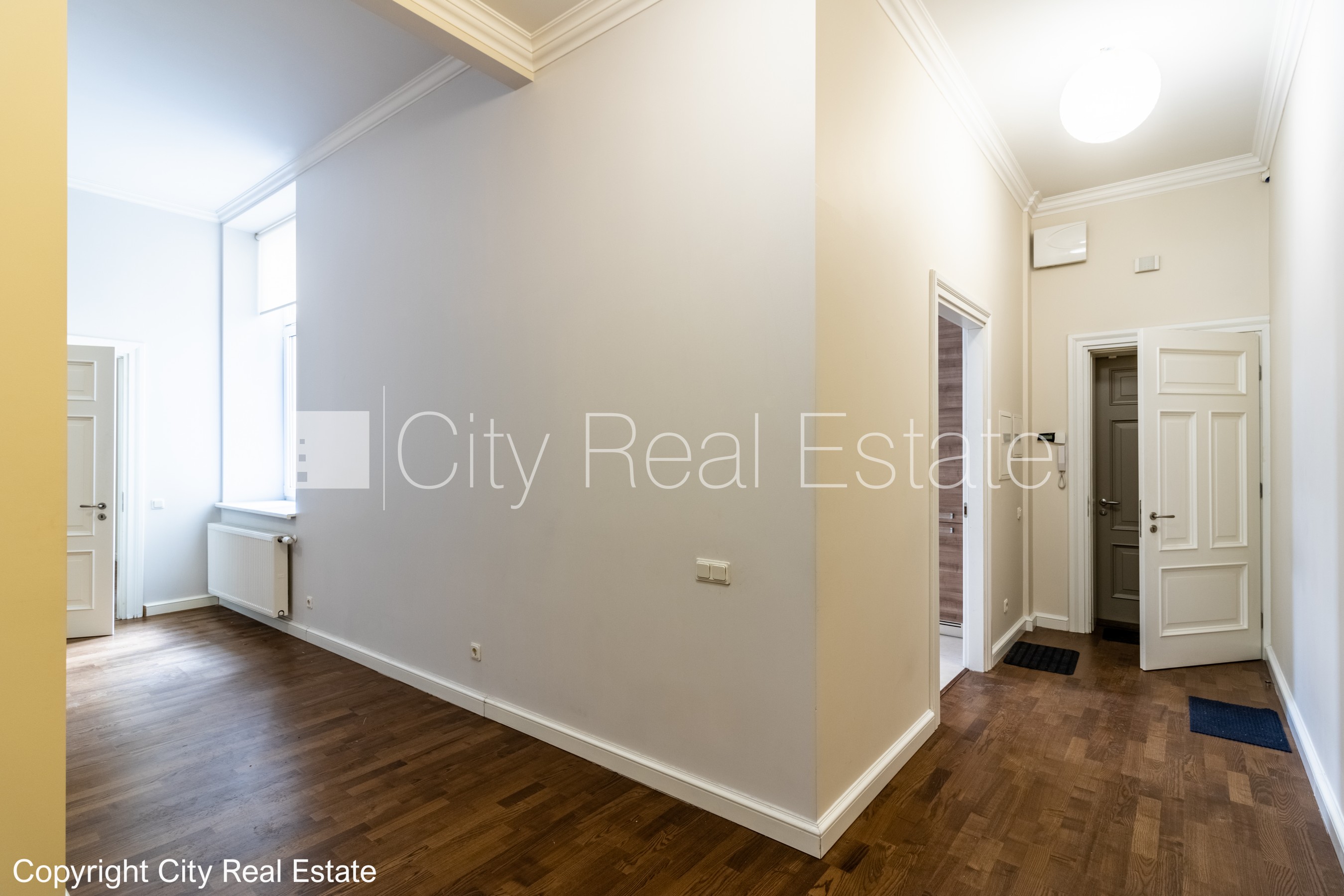 Объявление. Здание во дворе, реновированный дом, закрытый двор, вход с улицы, лифт, лестничная клетка после Цена: 550 EUR/мес. Foto #5