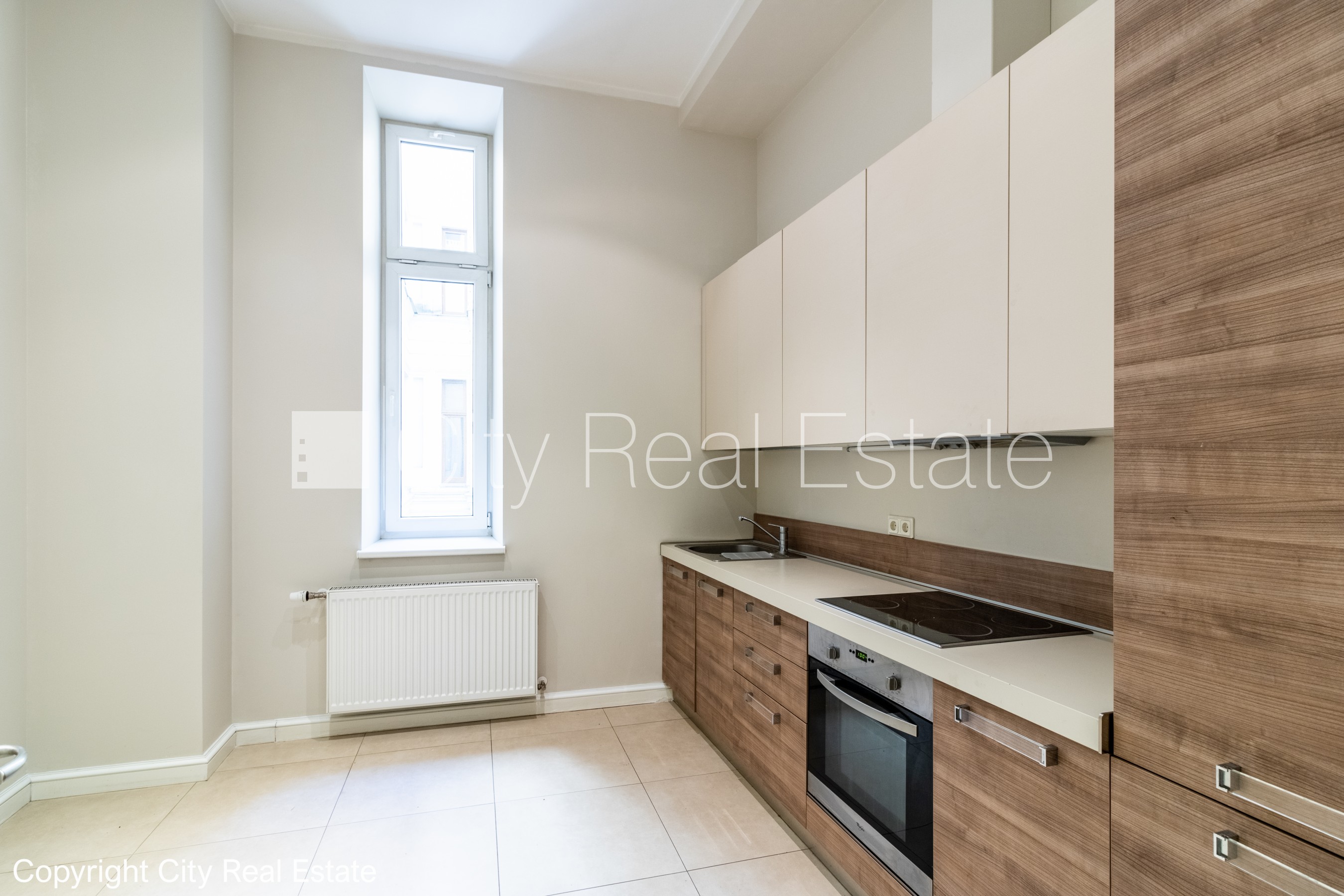 Объявление. Здание во дворе, реновированный дом, закрытый двор, вход с улицы, лифт, лестничная клетка после Цена: 550 EUR/мес. Foto #1