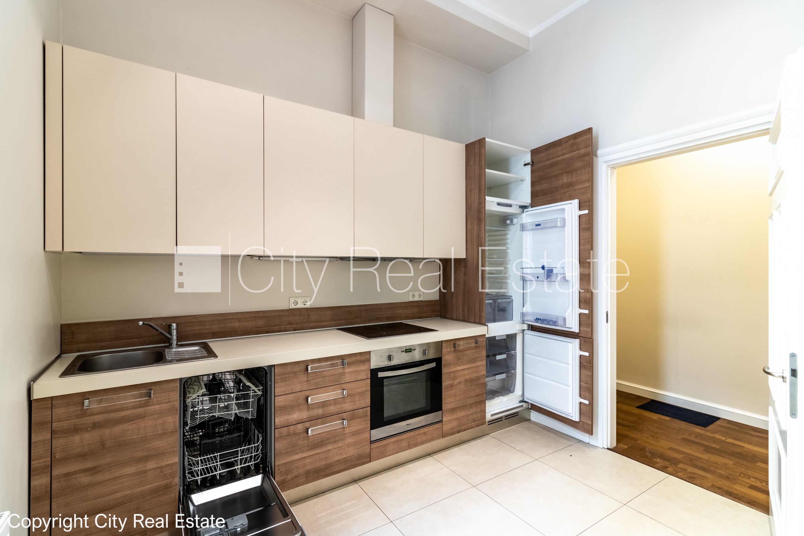 Объявление. Здание во дворе, реновированный дом, закрытый двор, вход с улицы, лифт, лестничная клетка после Цена: 550 EUR/мес. Foto #2