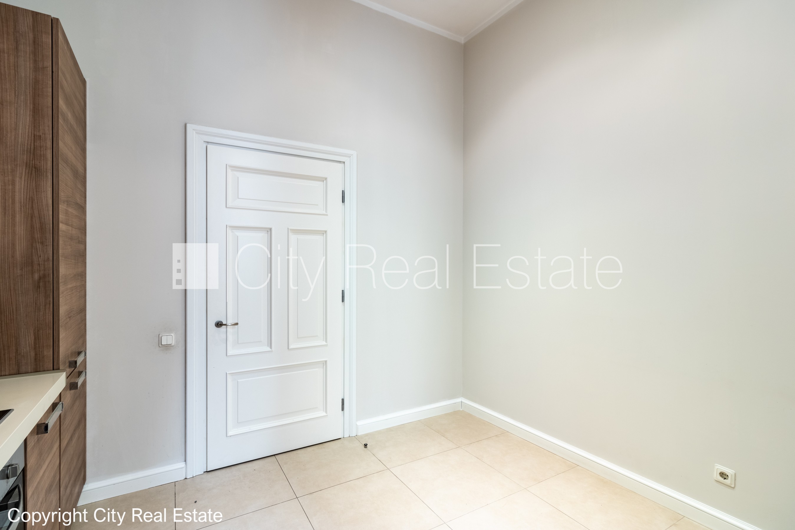 Объявление. Здание во дворе, реновированный дом, закрытый двор, вход с улицы, лифт, лестничная клетка после Цена: 550 EUR/мес. Foto #3