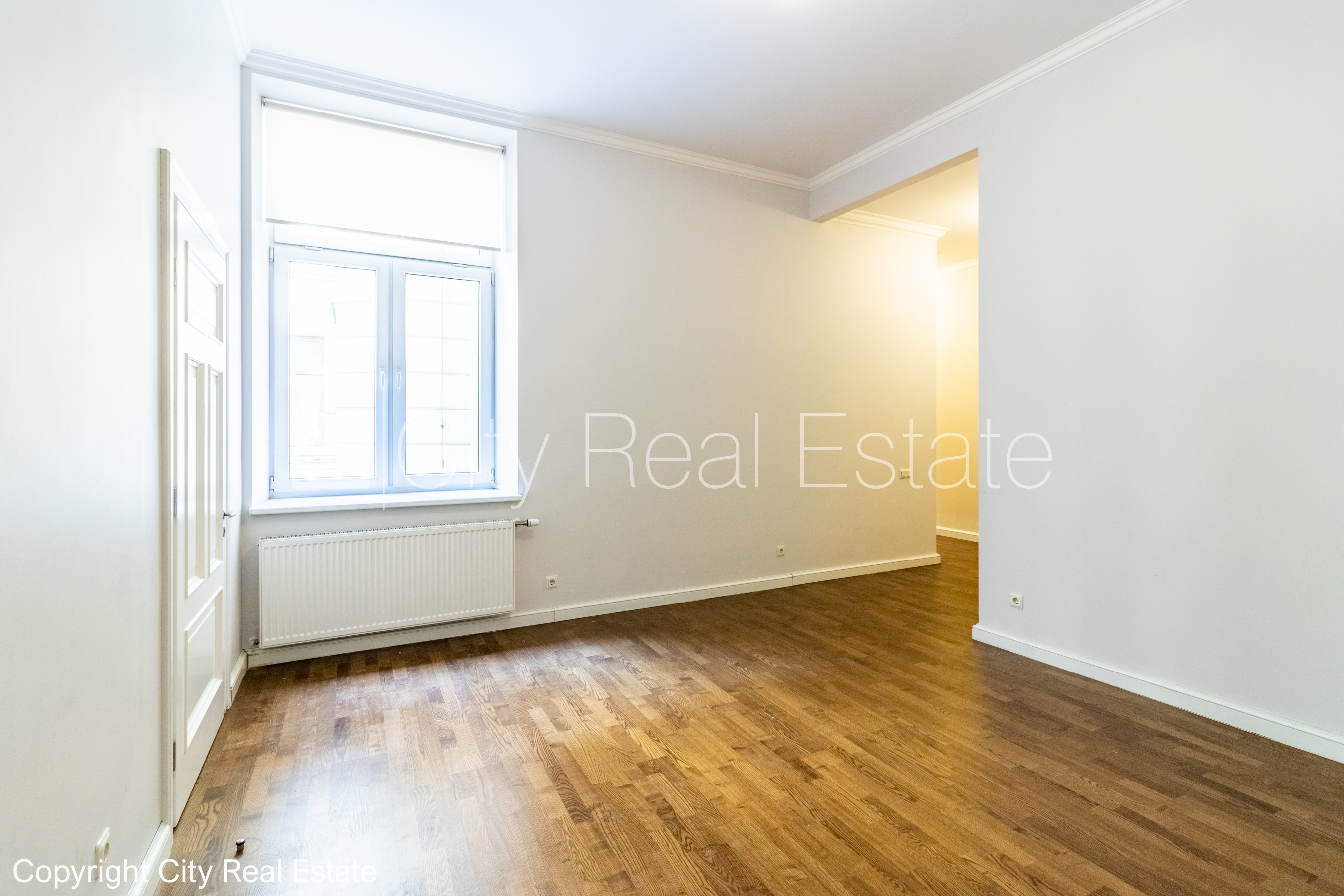 Объявление. Здание во дворе, реновированный дом, закрытый двор, вход с улицы, лифт, лестничная клетка после Цена: 550 EUR/мес. Foto #6