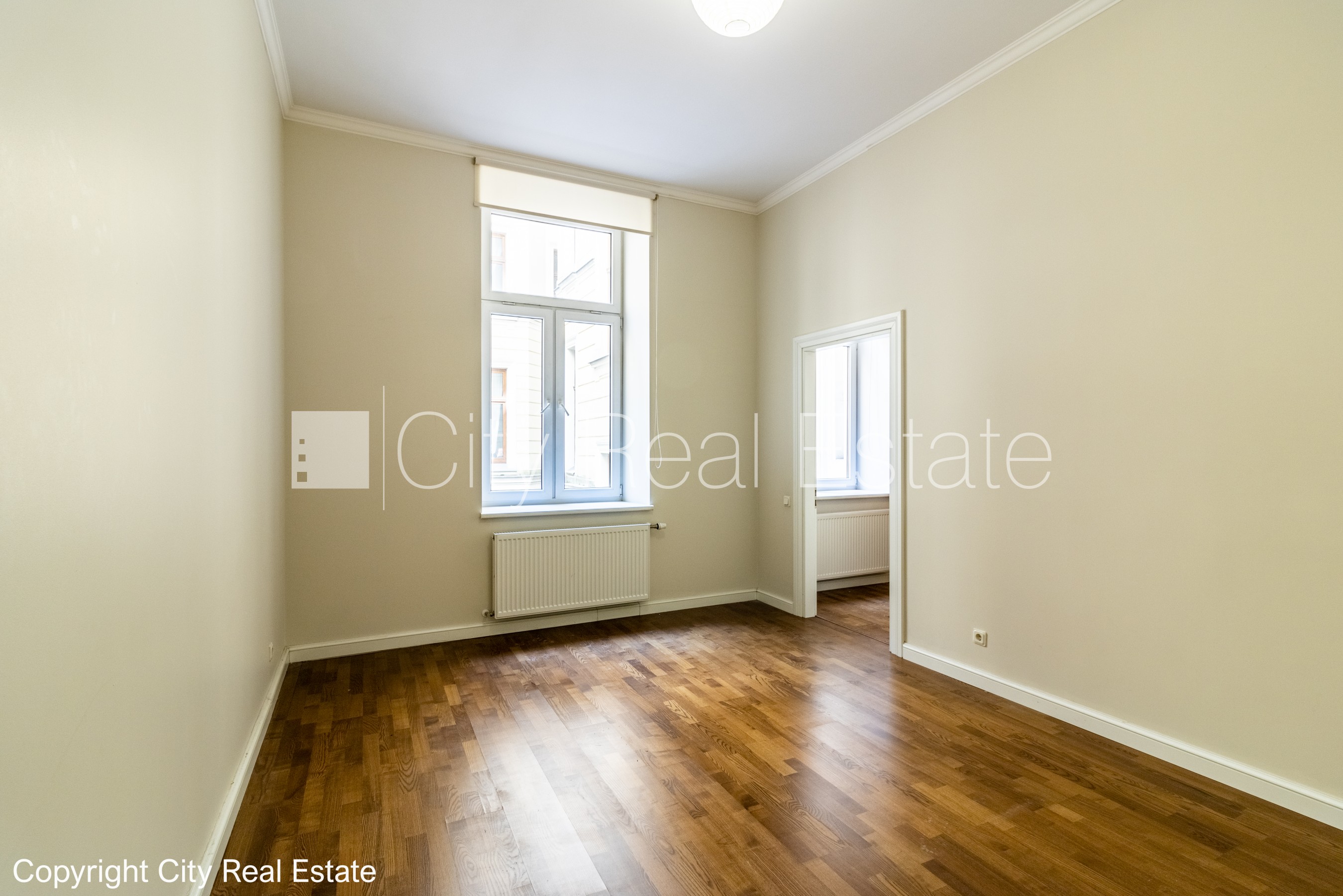 Объявление. Здание во дворе, реновированный дом, закрытый двор, вход с улицы, лифт, лестничная клетка после Цена: 550 EUR/мес. Foto #8