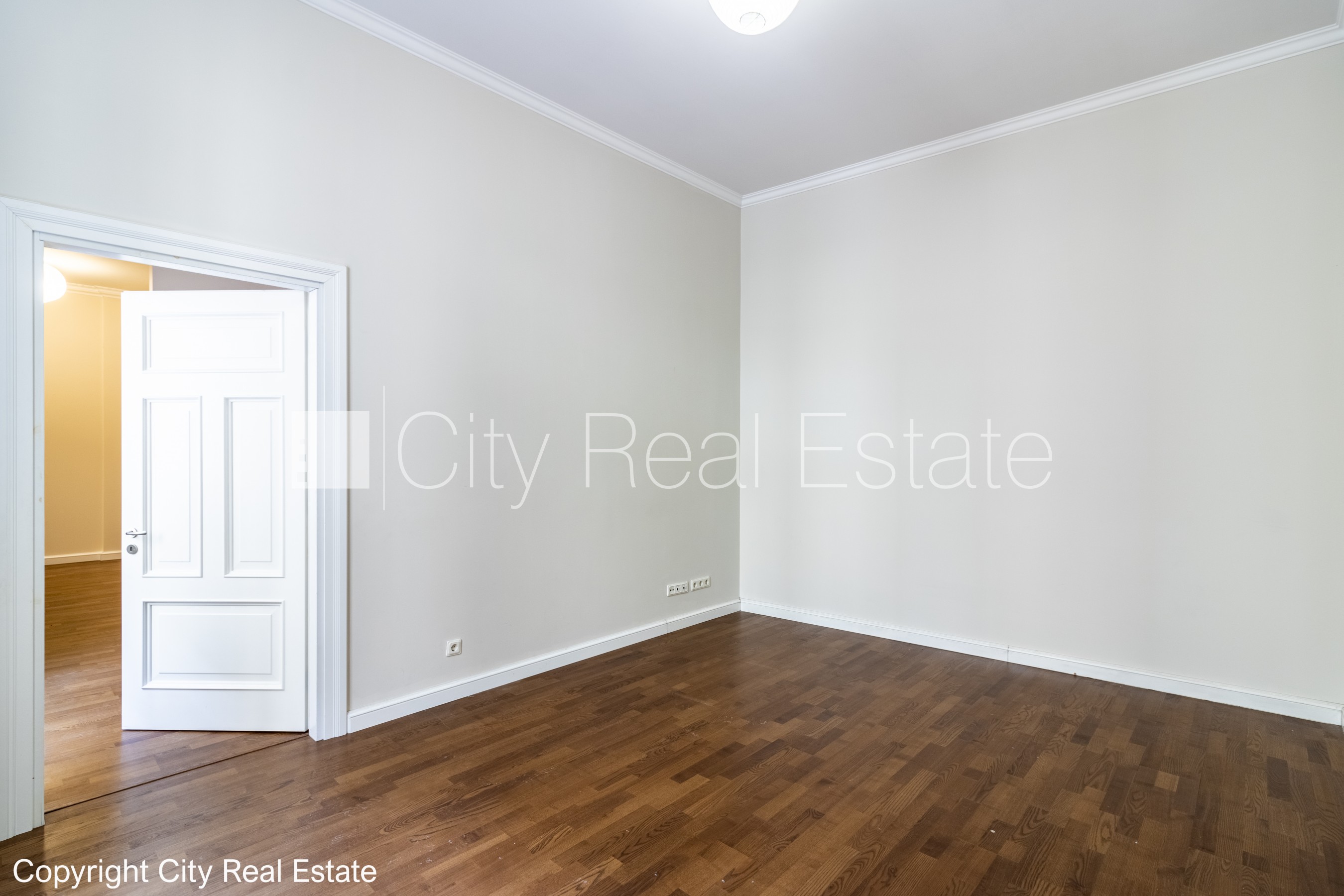 Объявление. Здание во дворе, реновированный дом, закрытый двор, вход с улицы, лифт, лестничная клетка после Цена: 550 EUR/мес. Foto #9