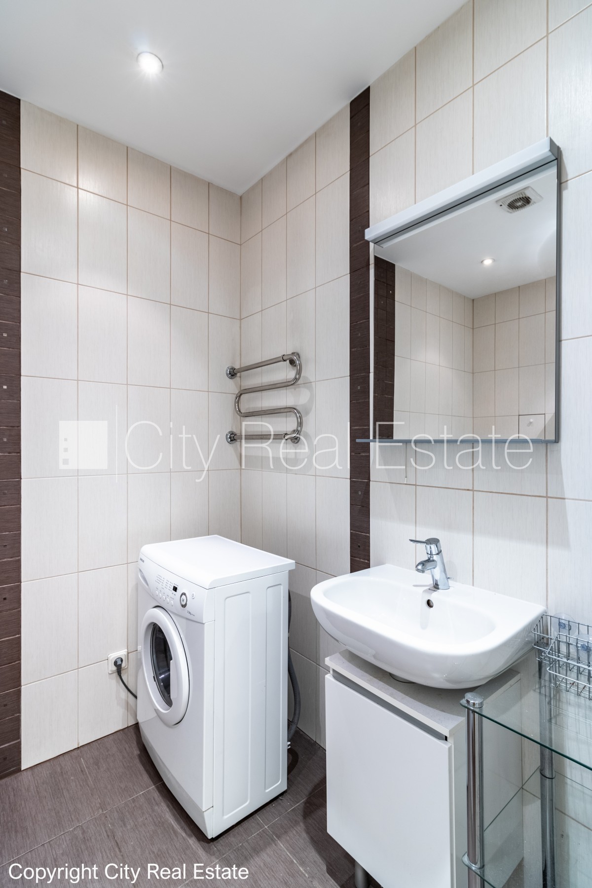 Объявление. Здание во дворе, реновированный дом, закрытый двор, вход с улицы, лифт, лестничная клетка после Цена: 550 EUR/мес. Foto #13