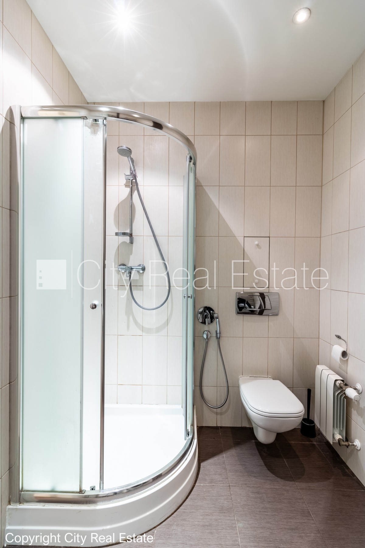 Объявление. Здание во дворе, реновированный дом, закрытый двор, вход с улицы, лифт, лестничная клетка после Цена: 550 EUR/мес. Foto #11