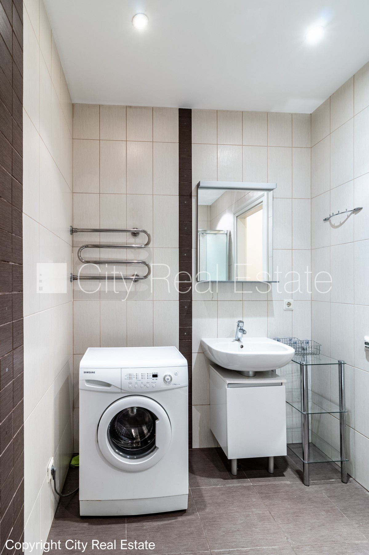 Объявление. Здание во дворе, реновированный дом, закрытый двор, вход с улицы, лифт, лестничная клетка после Цена: 550 EUR/мес. Foto #12