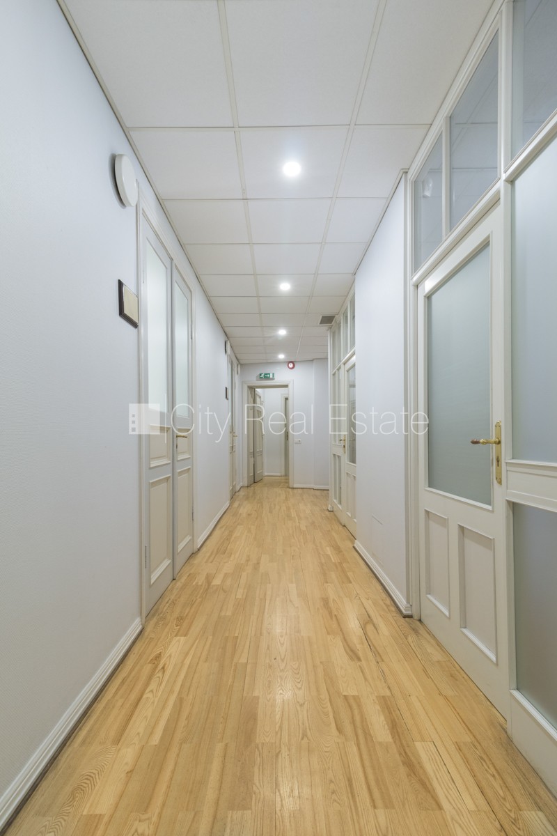 Объявление. Фасадный дом, вход с улицы, лифт, лестничная клетка после косметического ремонта, балкон, окна Цена: 731 EUR/мес. Foto #7