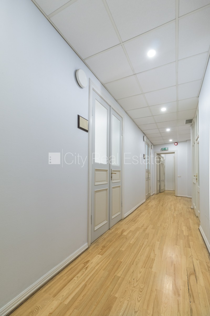 Объявление. Фасадный дом, вход с улицы, лифт, лестничная клетка после косметического ремонта, балкон, окна Цена: 731 EUR/мес. Foto #8