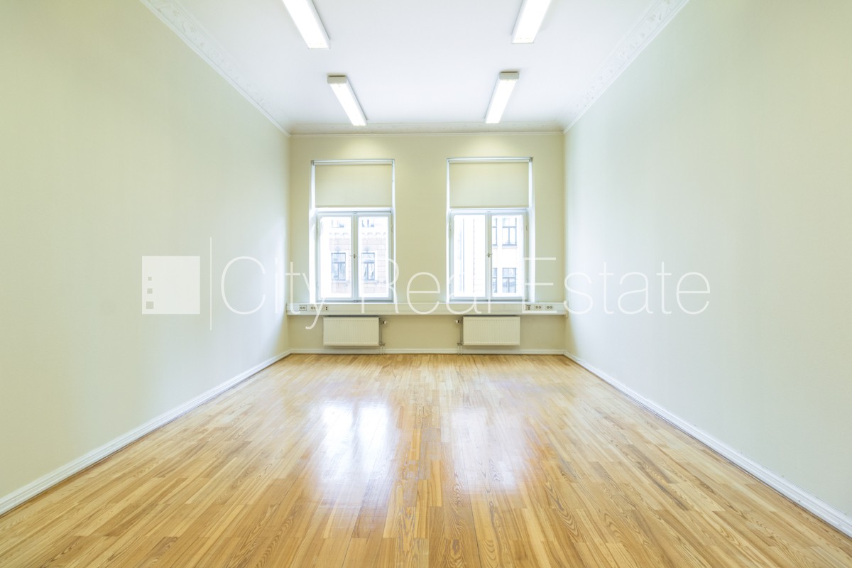 Объявление. Фасадный дом, вход с улицы, лифт, лестничная клетка после косметического ремонта, балкон, окна Цена: 731 EUR/мес. Foto #1