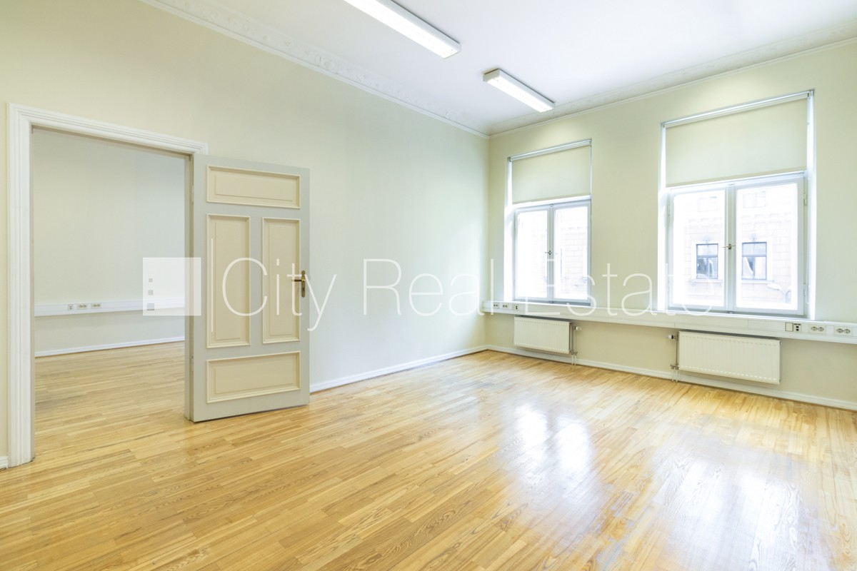 Объявление. Фасадный дом, вход с улицы, лифт, лестничная клетка после косметического ремонта, балкон, окна Цена: 731 EUR/мес. Foto #6