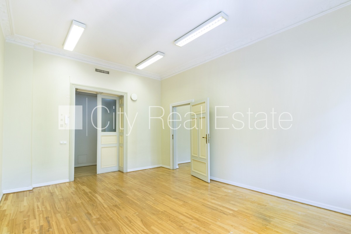 Объявление. Фасадный дом, вход с улицы, лифт, лестничная клетка после косметического ремонта, балкон, окна Цена: 731 EUR/мес. Foto #2