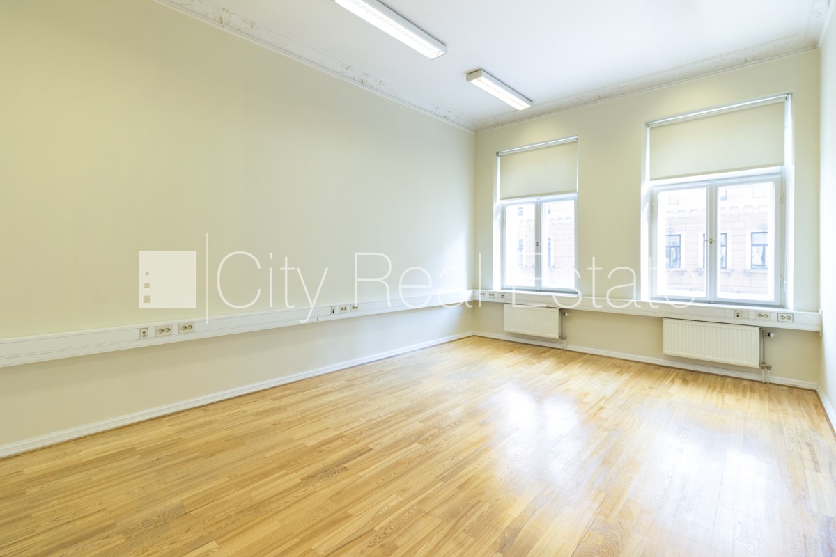 Объявление. Фасадный дом, вход с улицы, лифт, лестничная клетка после косметического ремонта, балкон, окна Цена: 731 EUR/мес. Foto #3