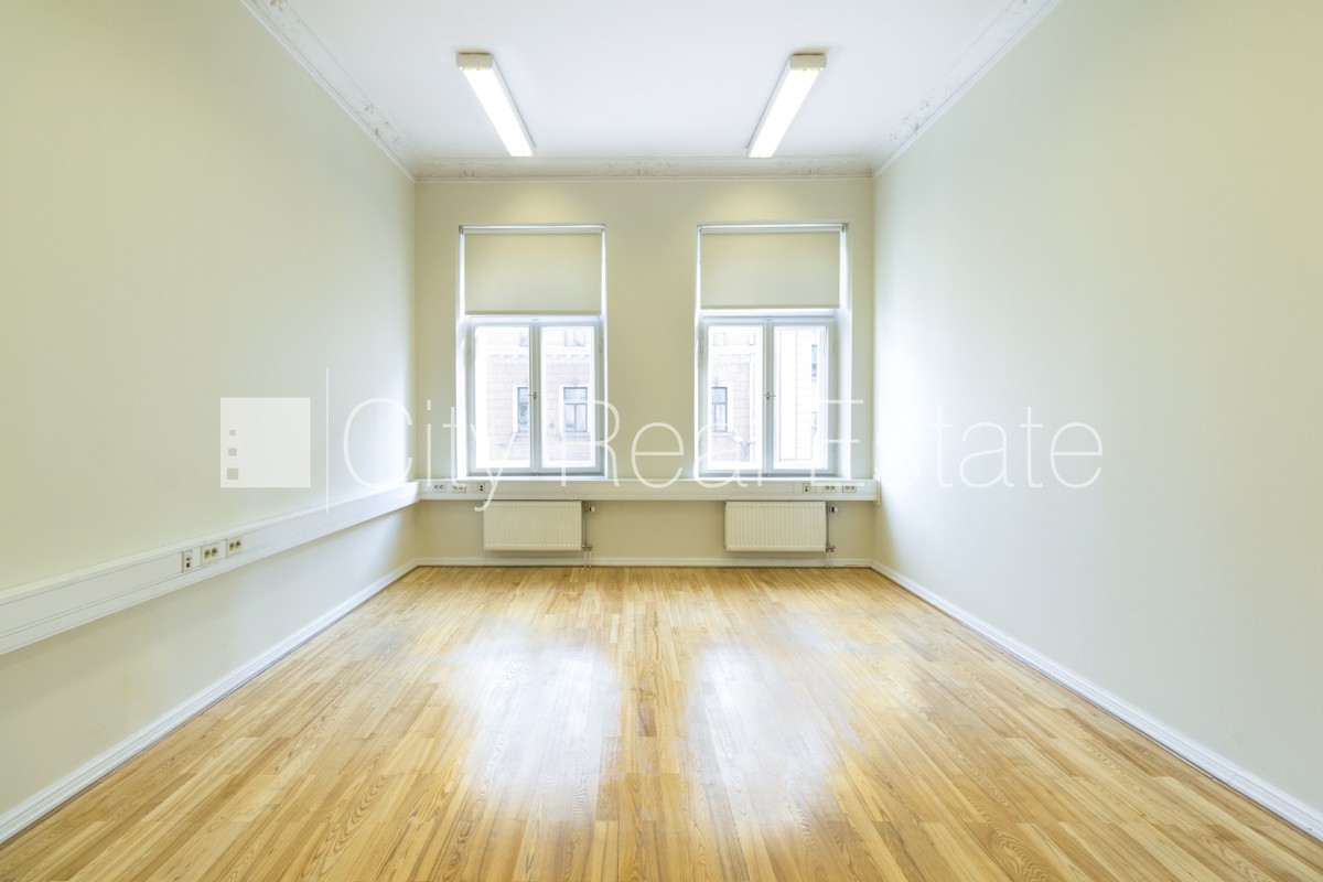 Объявление. Фасадный дом, вход с улицы, лифт, лестничная клетка после косметического ремонта, балкон, окна Цена: 731 EUR/мес. Foto #4