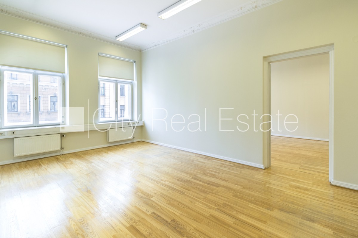 Объявление. Фасадный дом, вход с улицы, лифт, лестничная клетка после косметического ремонта, балкон, окна Цена: 731 EUR/мес. Foto #5