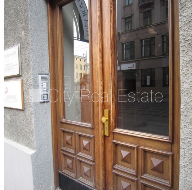 Объявление. Фасадный дом, вход с улицы, лифт, лестничная клетка после капитального ремонта, балкон, Цена: 1200 EUR/мес. Foto #5