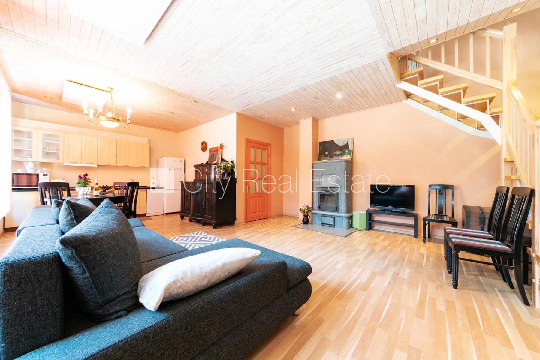 Sludinājumi. Dvīņu māja, labiekārtots apzaļumots pagalms, vieta automašīnai, balkons, guļamistabu skaits 2 gab., Cena: 1800 EUR/mēn Foto #3