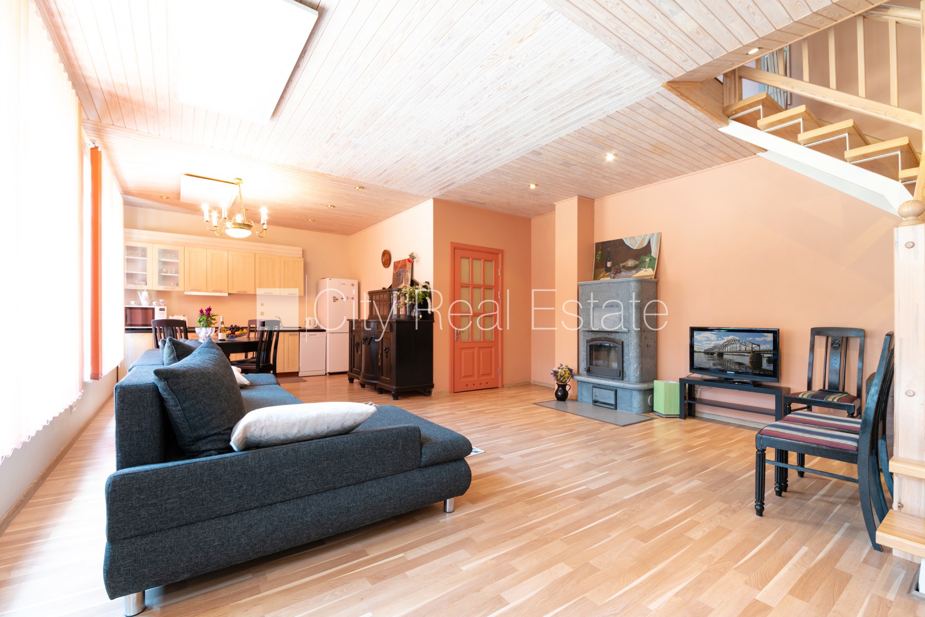 Sludinājumi. Dvīņu māja, labiekārtots apzaļumots pagalms, vieta automašīnai, balkons, guļamistabu skaits 2 gab., Cena: 1800 EUR/mēn Foto #2