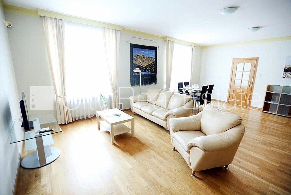 Sludinājumi. Zeme īpašumā, fasādes māja, renovēta māja, bruģēts piebraucamais ceļš, slēgts pagalms, ieeja no Cena: 272000 EUR Foto #1