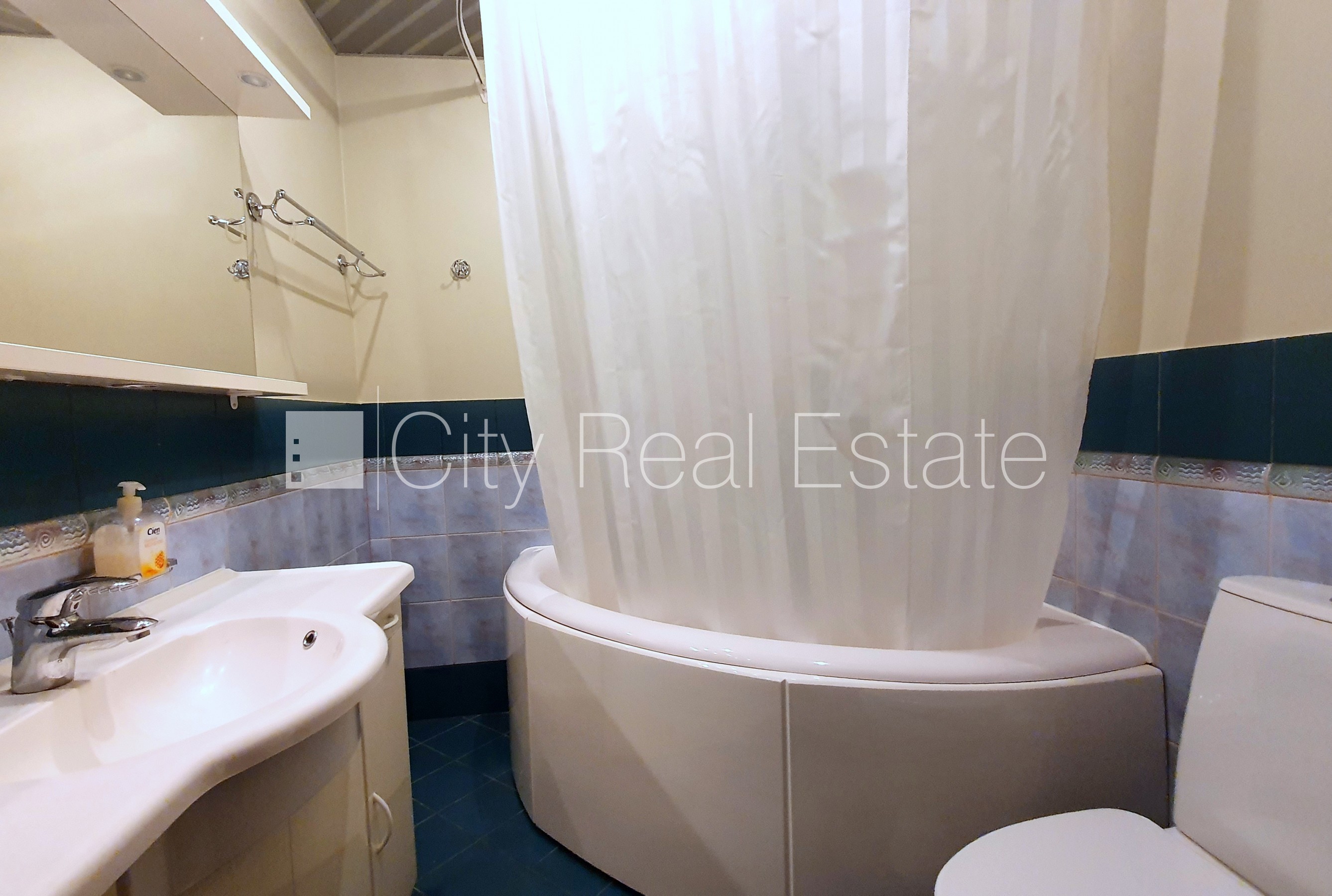 Sludinājumi. Zeme īpašumā, fasādes māja, renovēta māja, bruģēts piebraucamais ceļš, slēgts pagalms, ieeja no Cena: 272000 EUR Foto #17