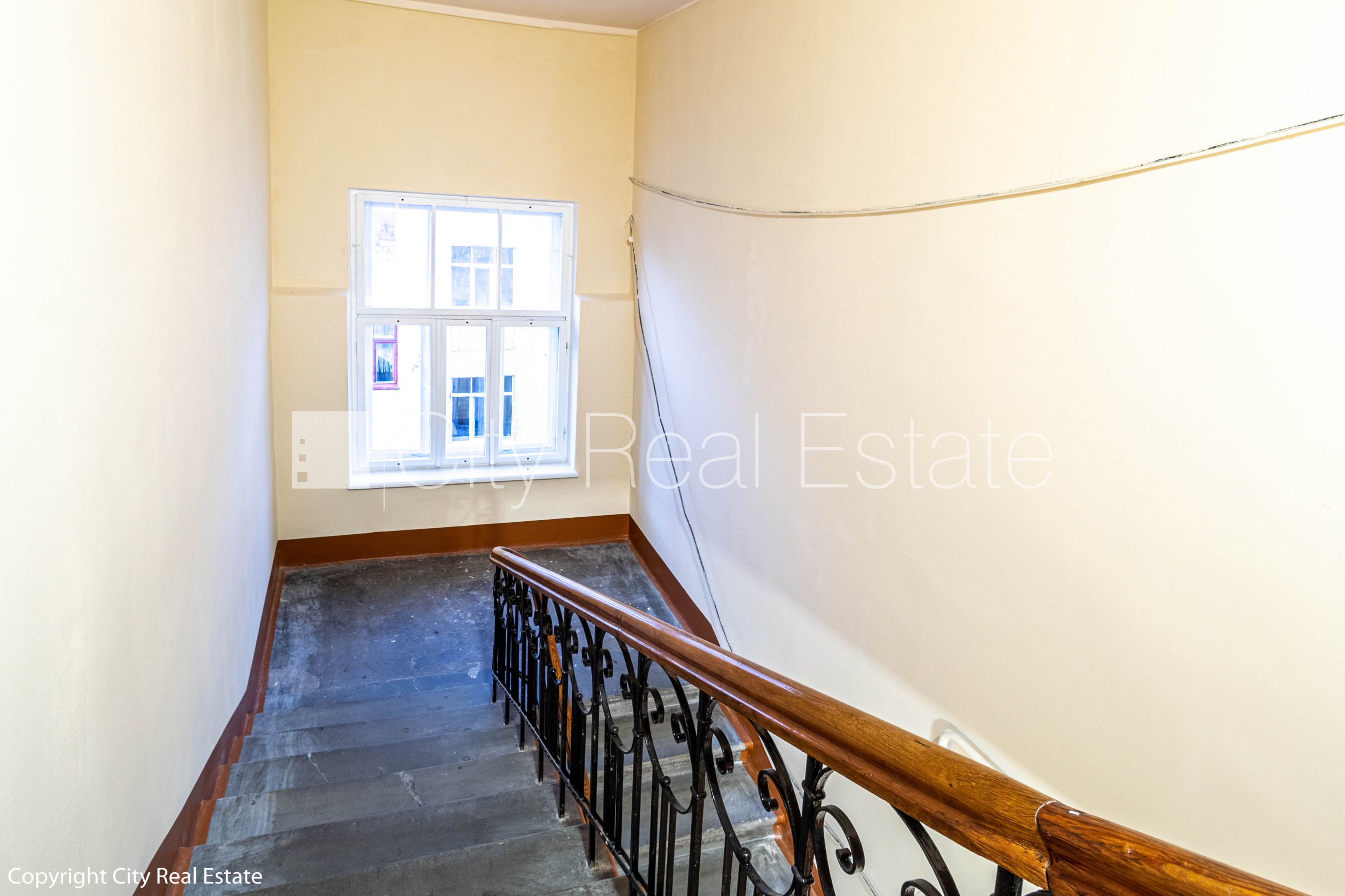 Объявление. Фасадный дом, реновированный дом, закрытый двор, вход с улицы, лестничная клетка после Цена: 240 EUR/мес. Foto #16