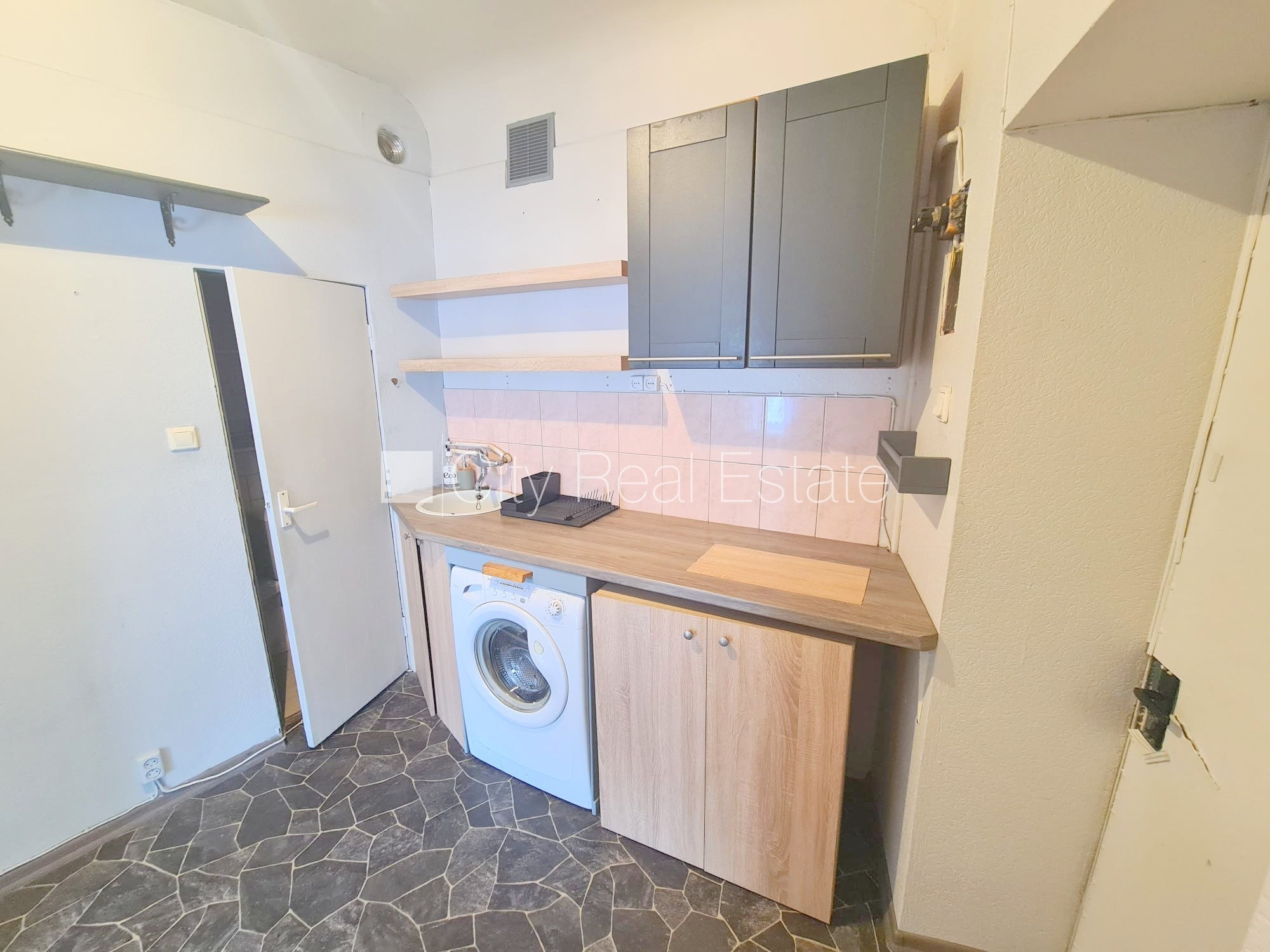 Объявление. Фасадный дом, реновированный дом, закрытый двор, вход с улицы, лестничная клетка после Цена: 240 EUR/мес. Foto #12