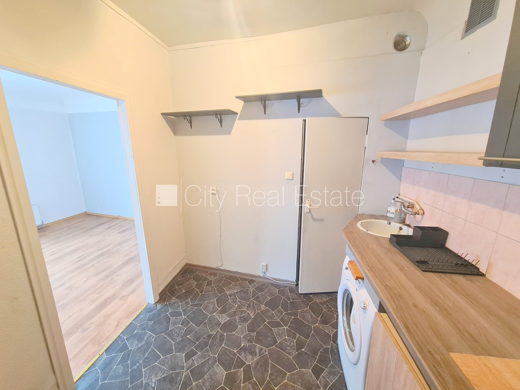 Объявление. Фасадный дом, реновированный дом, закрытый двор, вход с улицы, лестничная клетка после Цена: 240 EUR/мес. Foto #13