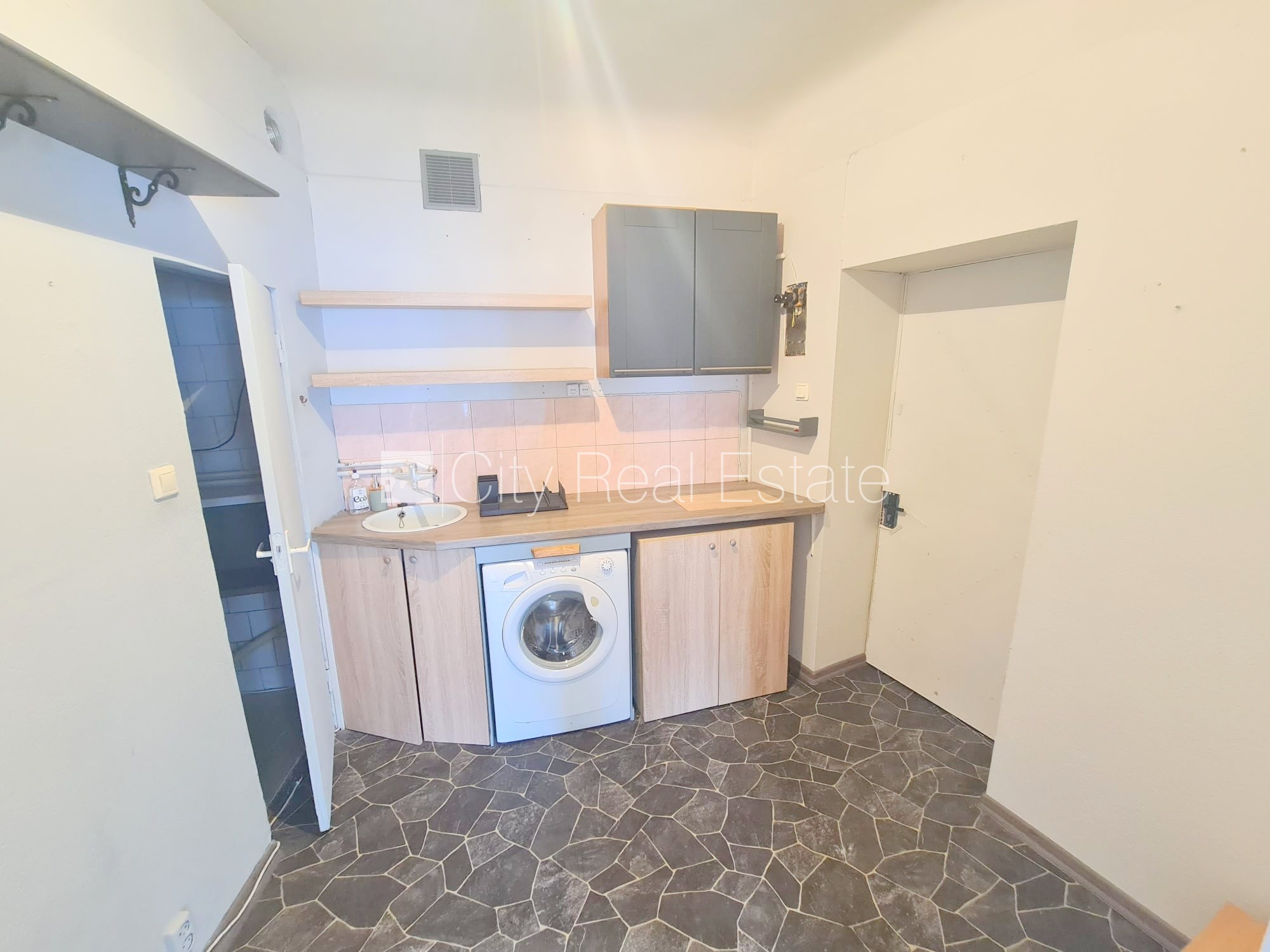 Объявление. Фасадный дом, реновированный дом, закрытый двор, вход с улицы, лестничная клетка после Цена: 240 EUR/мес. Foto #10