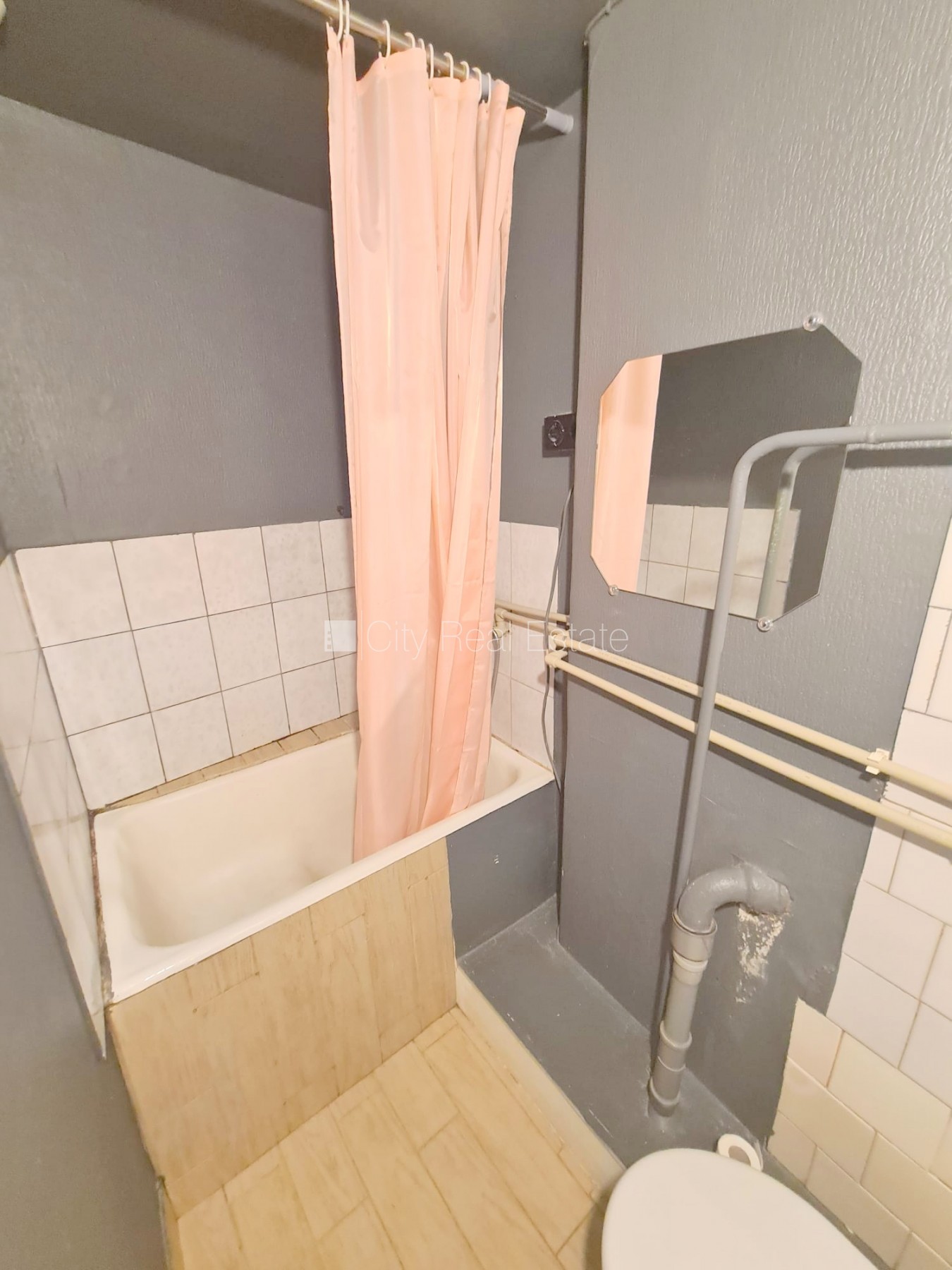 Объявление. Фасадный дом, реновированный дом, закрытый двор, вход с улицы, лестничная клетка после Цена: 240 EUR/мес. Foto #14