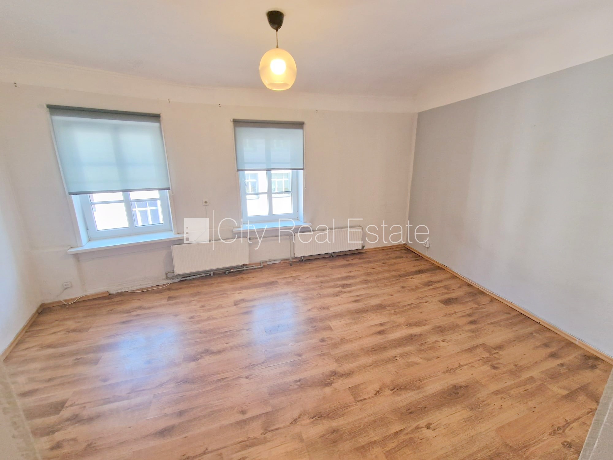 Объявление. Фасадный дом, реновированный дом, закрытый двор, вход с улицы, лестничная клетка после Цена: 240 EUR/мес. Foto #9