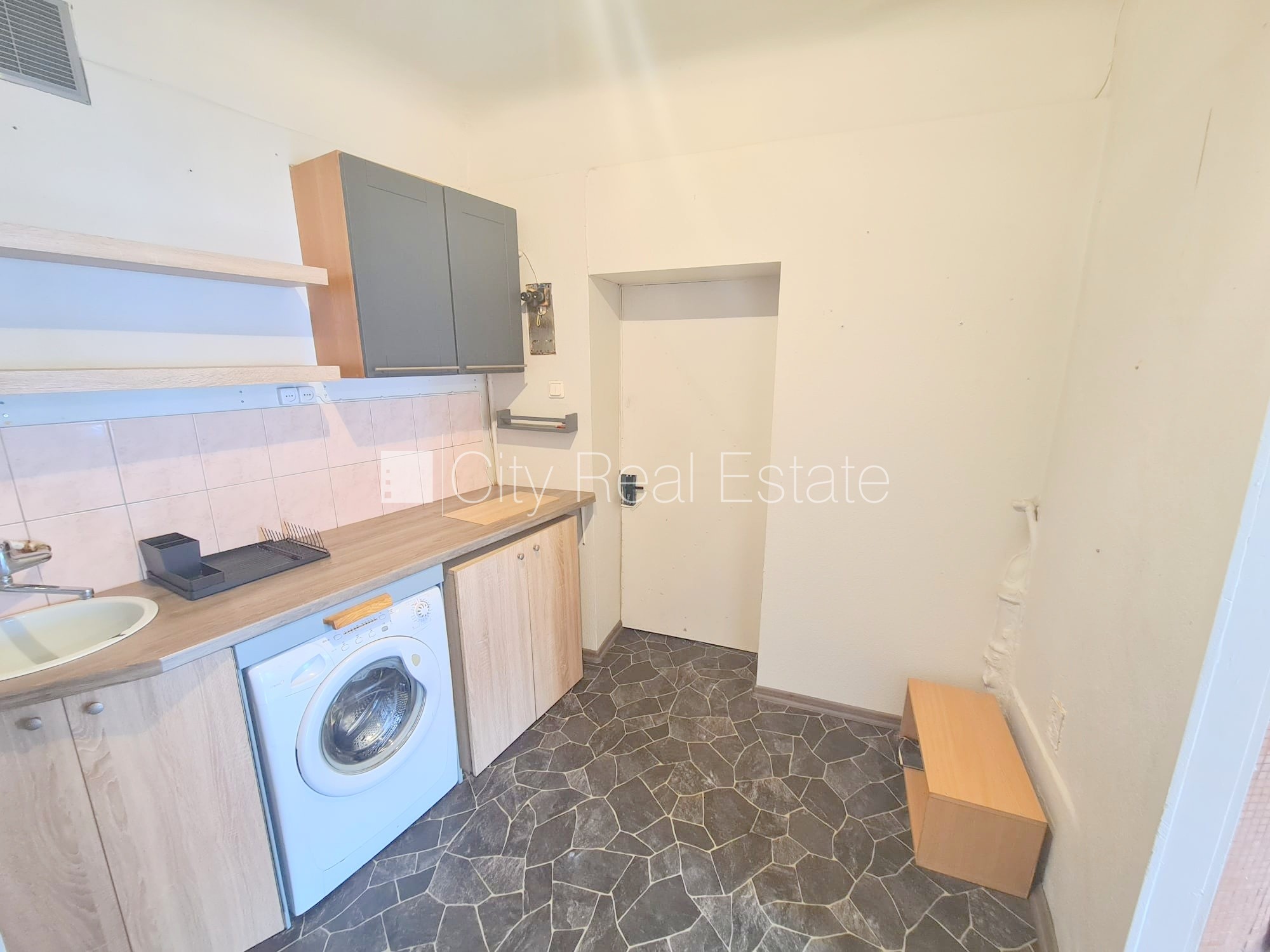 Объявление. Фасадный дом, реновированный дом, закрытый двор, вход с улицы, лестничная клетка после Цена: 240 EUR/мес. Foto #11