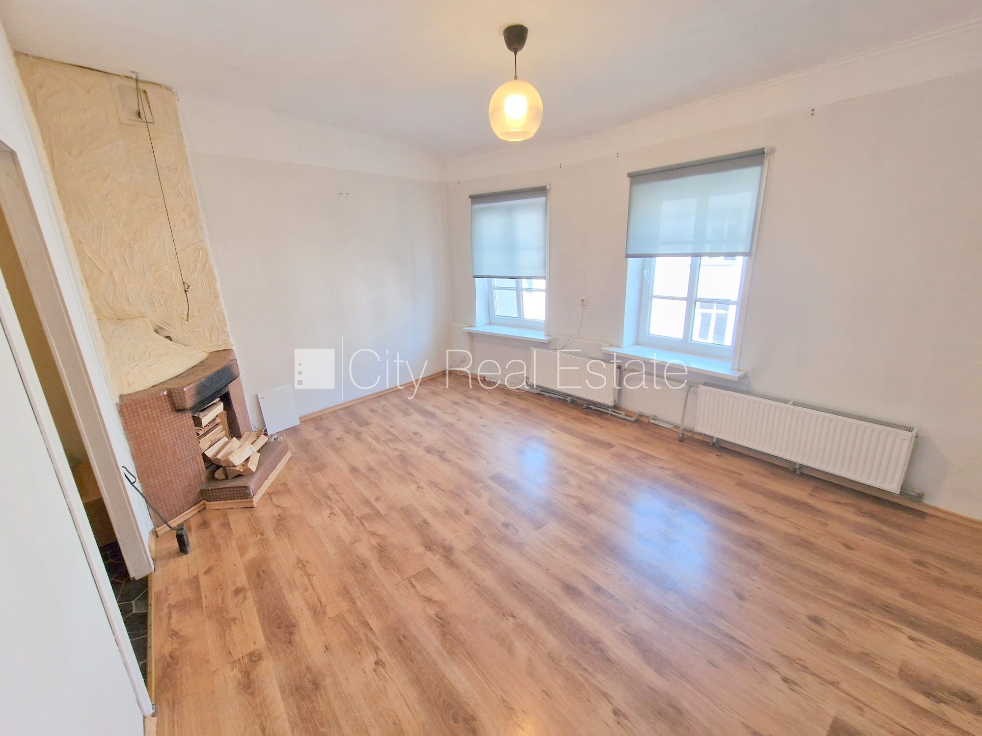 Объявление. Фасадный дом, реновированный дом, закрытый двор, вход с улицы, лестничная клетка после Цена: 240 EUR/мес. Foto #1