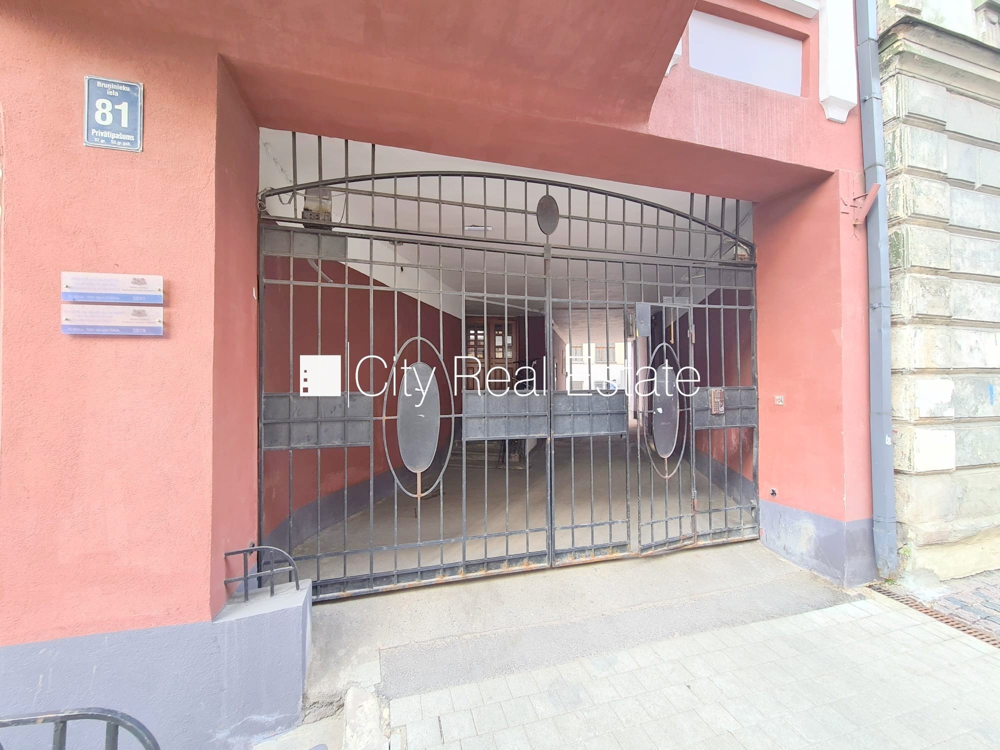 Объявление. Фасадный дом, реновированный дом, закрытый двор, вход с улицы, лестничная клетка после Цена: 240 EUR/мес. Foto #18