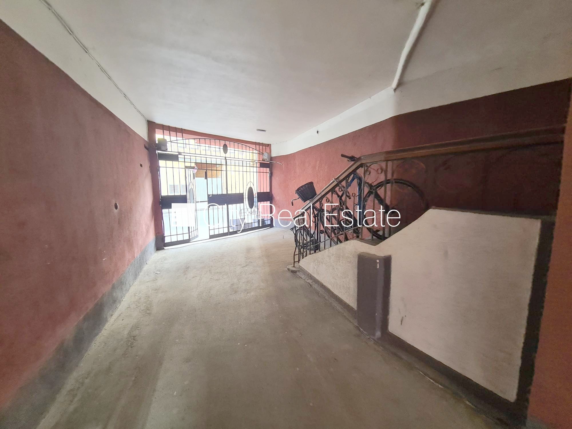 Объявление. Фасадный дом, реновированный дом, закрытый двор, вход с улицы, лестничная клетка после Цена: 240 EUR/мес. Foto #17