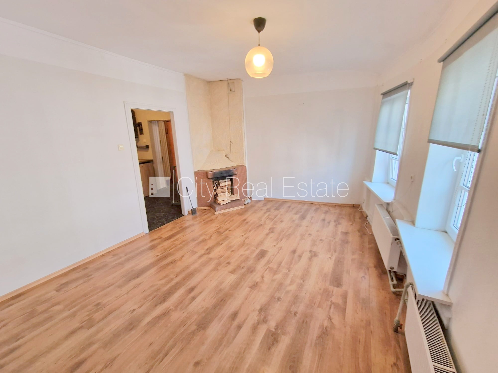 Объявление. Фасадный дом, реновированный дом, закрытый двор, вход с улицы, лестничная клетка после Цена: 240 EUR/мес. Foto #2