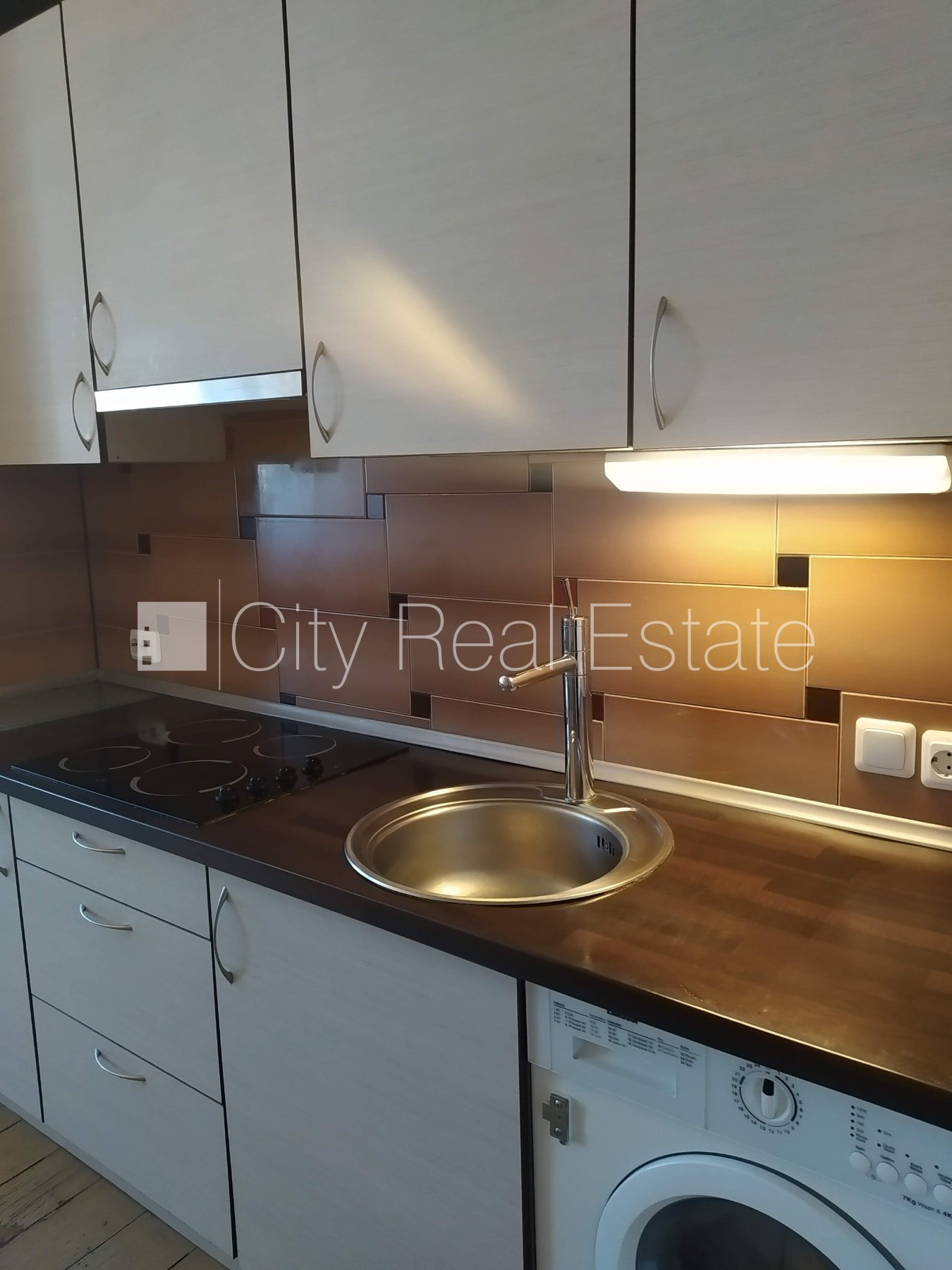 Sludinājumi. Fasādes māja, ir lifts, kāpņu telpa pēc kapitālā remonta, istabas izolētas 2 gab., studio tipa, Cena: 800 EUR/mēn Foto #2