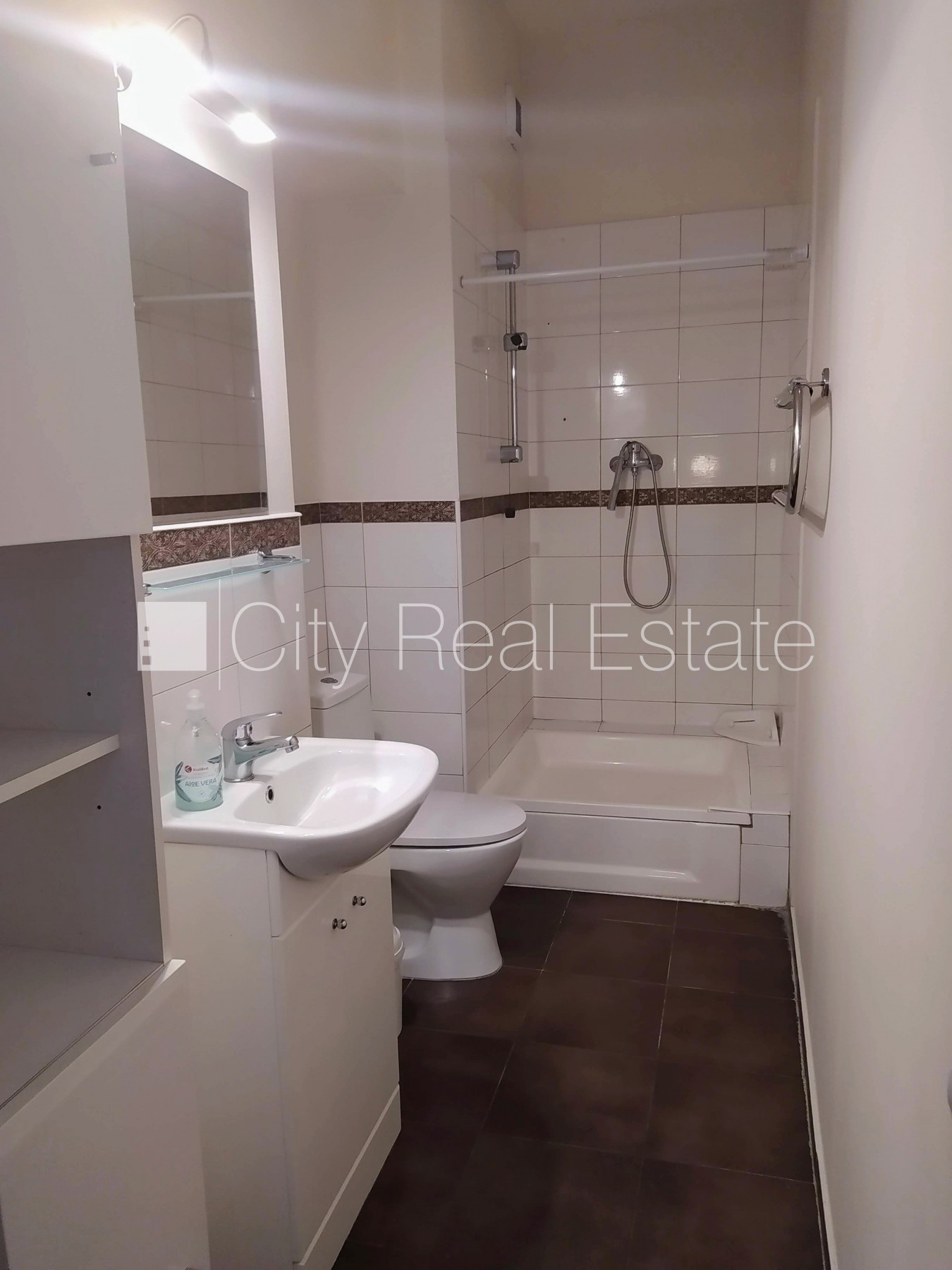 Sludinājumi. Fasādes māja, ir lifts, kāpņu telpa pēc kapitālā remonta, istabas izolētas 2 gab., studio tipa, Cena: 800 EUR/mēn Foto #10