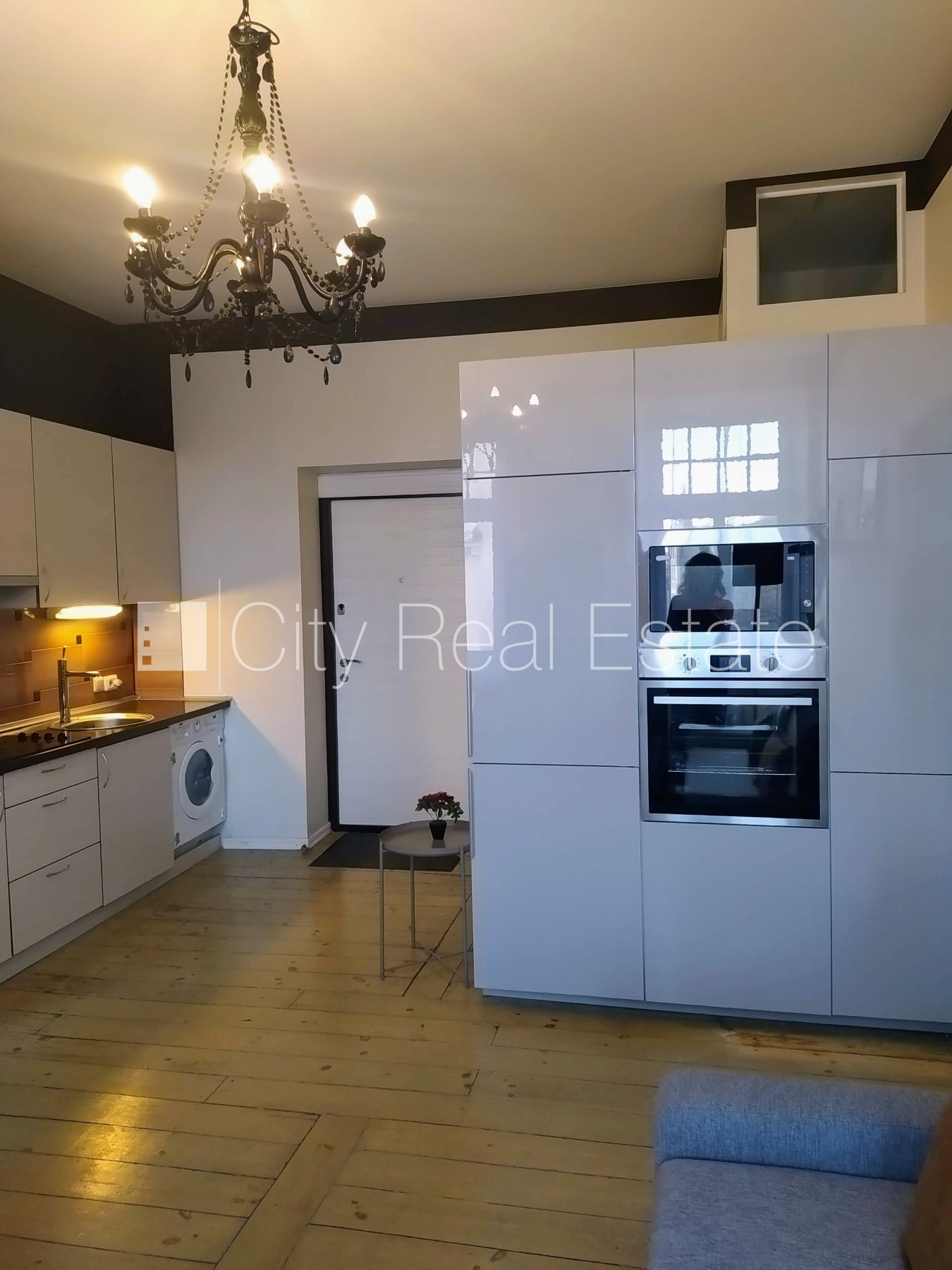 Sludinājumi. Fasādes māja, ir lifts, kāpņu telpa pēc kapitālā remonta, istabas izolētas 2 gab., studio tipa, Cena: 800 EUR/mēn Foto #1