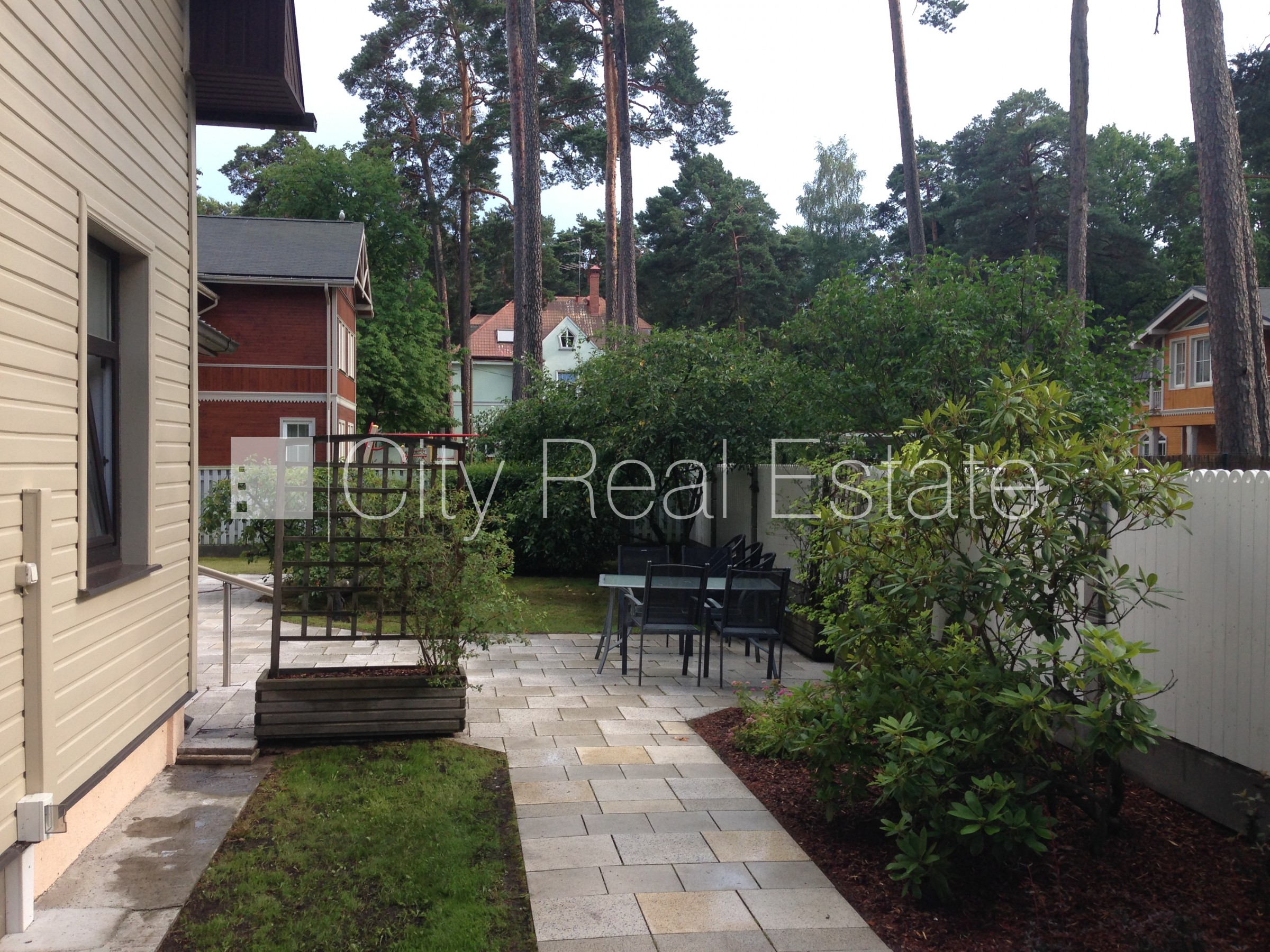 Sludinājumi. Renovēta māja, labiekārtots apzaļumots pagalms, iežogota teritorija, terase, veranda, guļamistabu Cena: 2500 EUR/mēn Foto #23