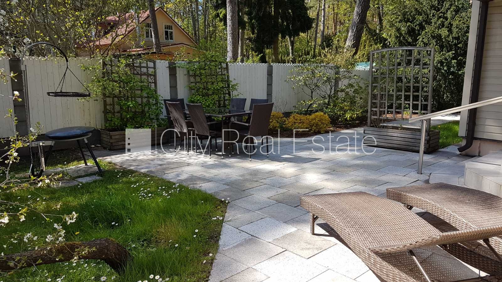 Sludinājumi. Renovēta māja, labiekārtots apzaļumots pagalms, iežogota teritorija, terase, veranda, guļamistabu Cena: 2500 EUR/mēn Foto #22