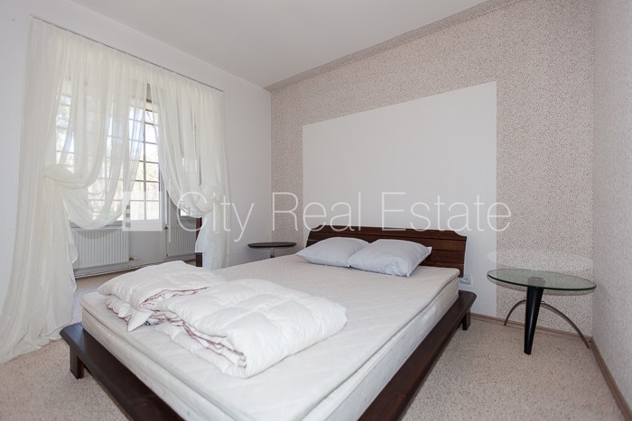 Sludinājumi. Renovēta māja, labiekārtots apzaļumots pagalms, iežogota teritorija, terase, veranda, guļamistabu Cena: 2500 EUR/mēn Foto #15