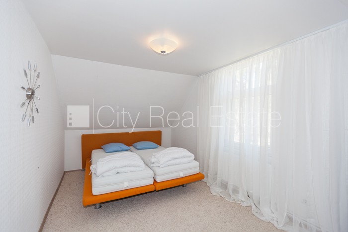 Sludinājumi. Renovēta māja, labiekārtots apzaļumots pagalms, iežogota teritorija, terase, veranda, guļamistabu Cena: 2500 EUR/mēn Foto #18