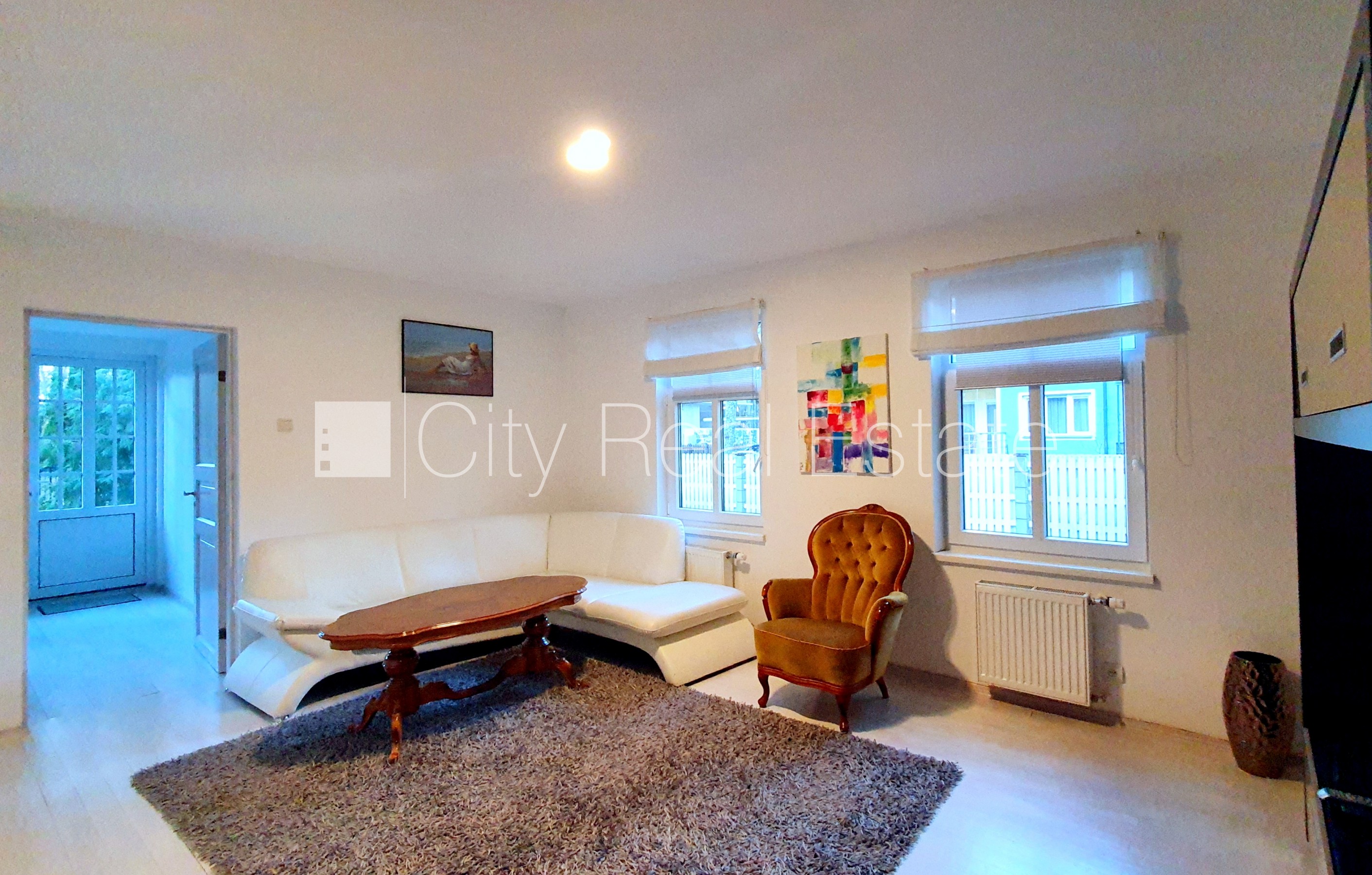 Sludinājumi. Renovēta māja, labiekārtots apzaļumots pagalms, iežogota teritorija, terase, veranda, guļamistabu Cena: 2500 EUR/mēn Foto #3