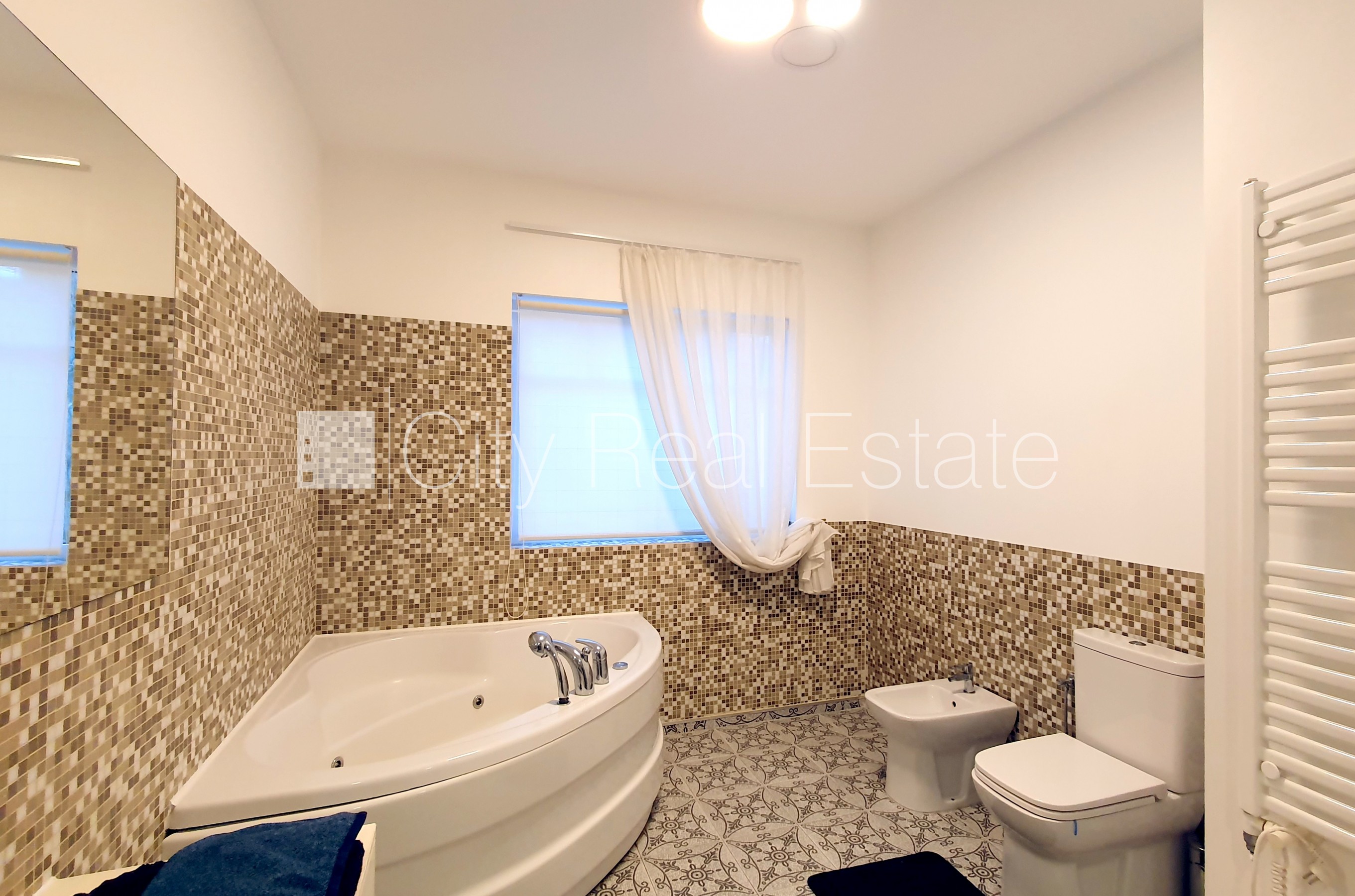 Sludinājumi. Renovēta māja, labiekārtots apzaļumots pagalms, iežogota teritorija, terase, veranda, guļamistabu Cena: 2500 EUR/mēn Foto #10