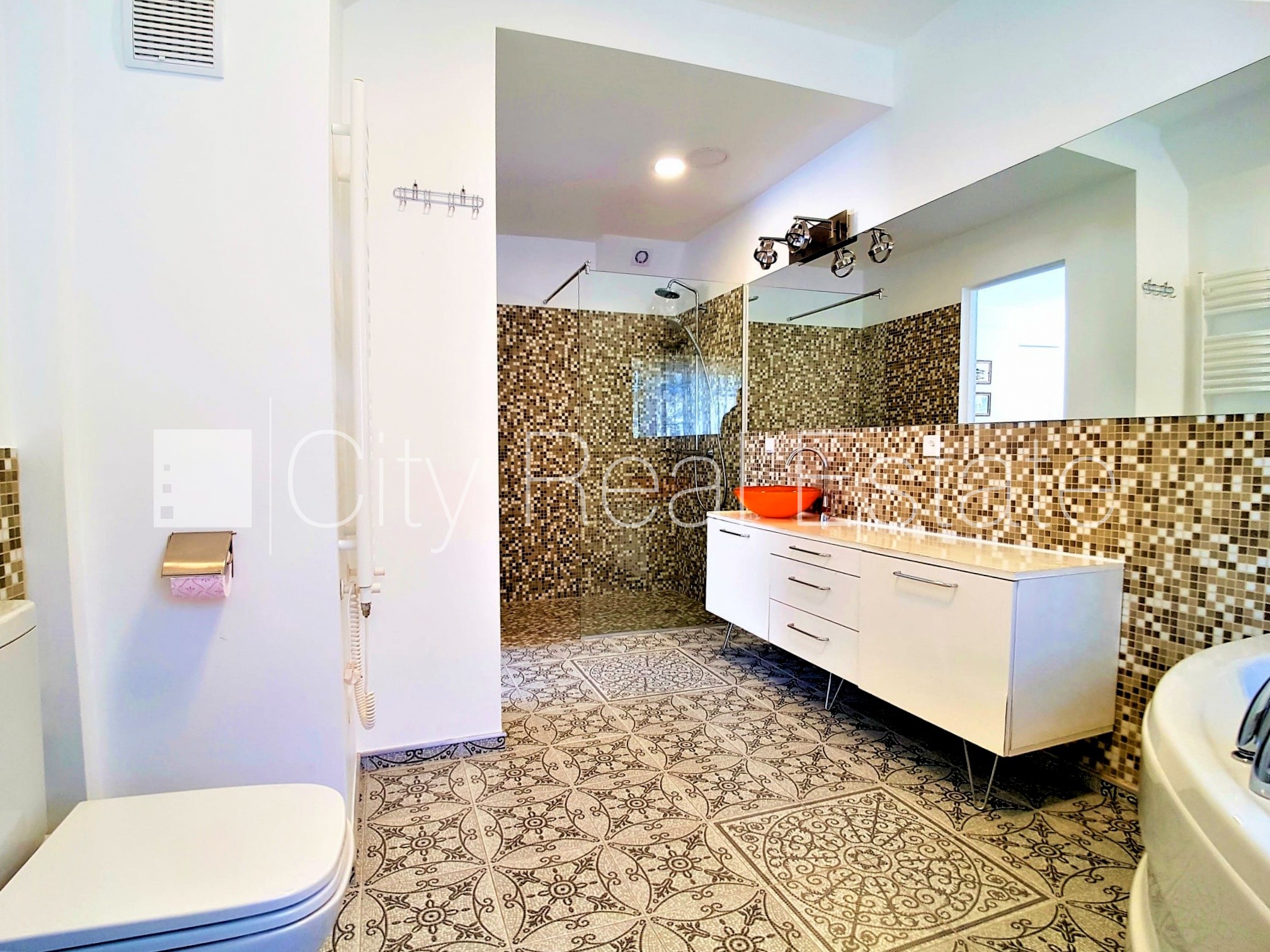 Sludinājumi. Renovēta māja, labiekārtots apzaļumots pagalms, iežogota teritorija, terase, veranda, guļamistabu Cena: 2500 EUR/mēn Foto #11