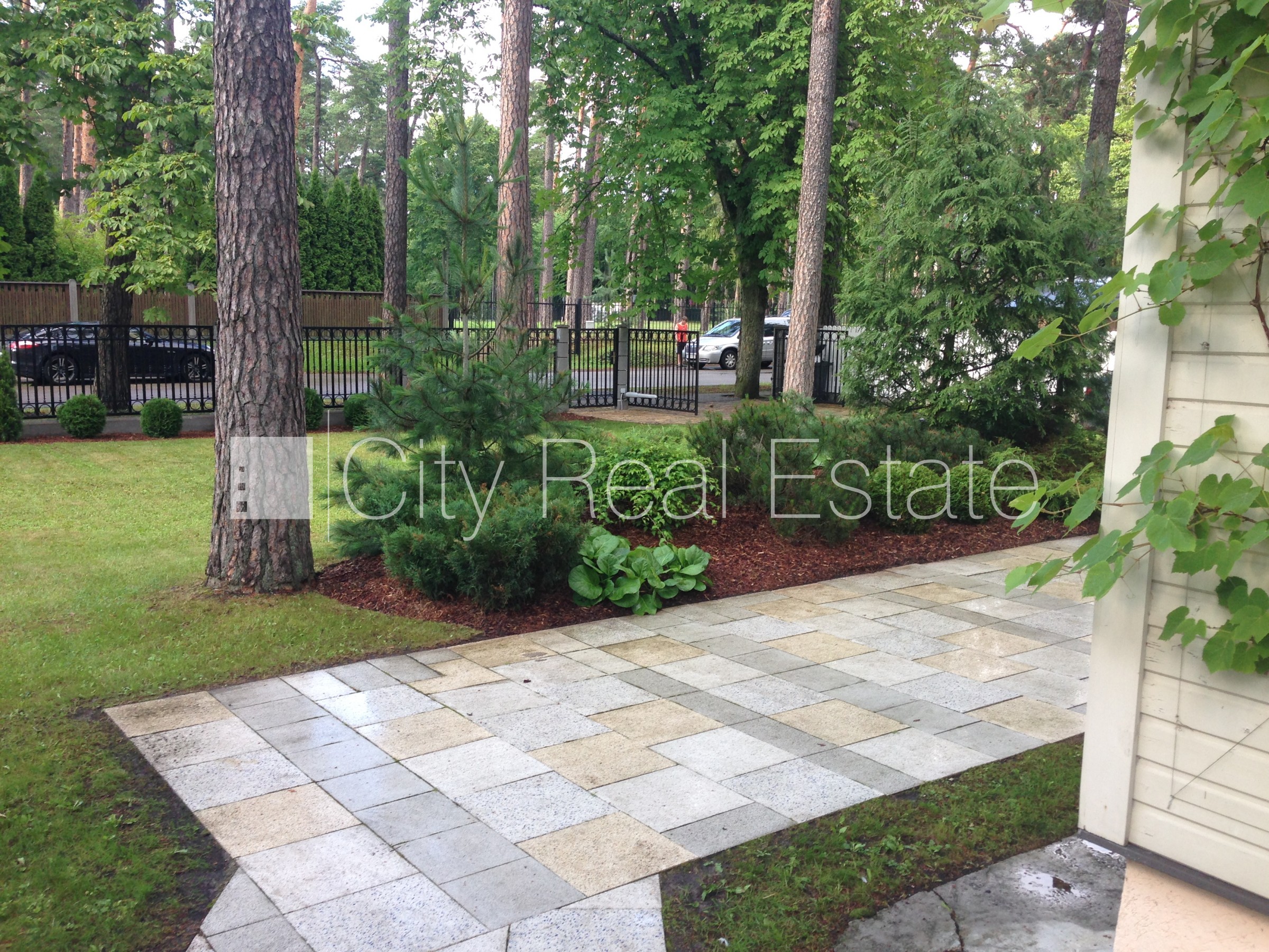 Sludinājumi. Renovēta māja, labiekārtots apzaļumots pagalms, iežogota teritorija, terase, veranda, guļamistabu Cena: 2500 EUR/mēn Foto #24