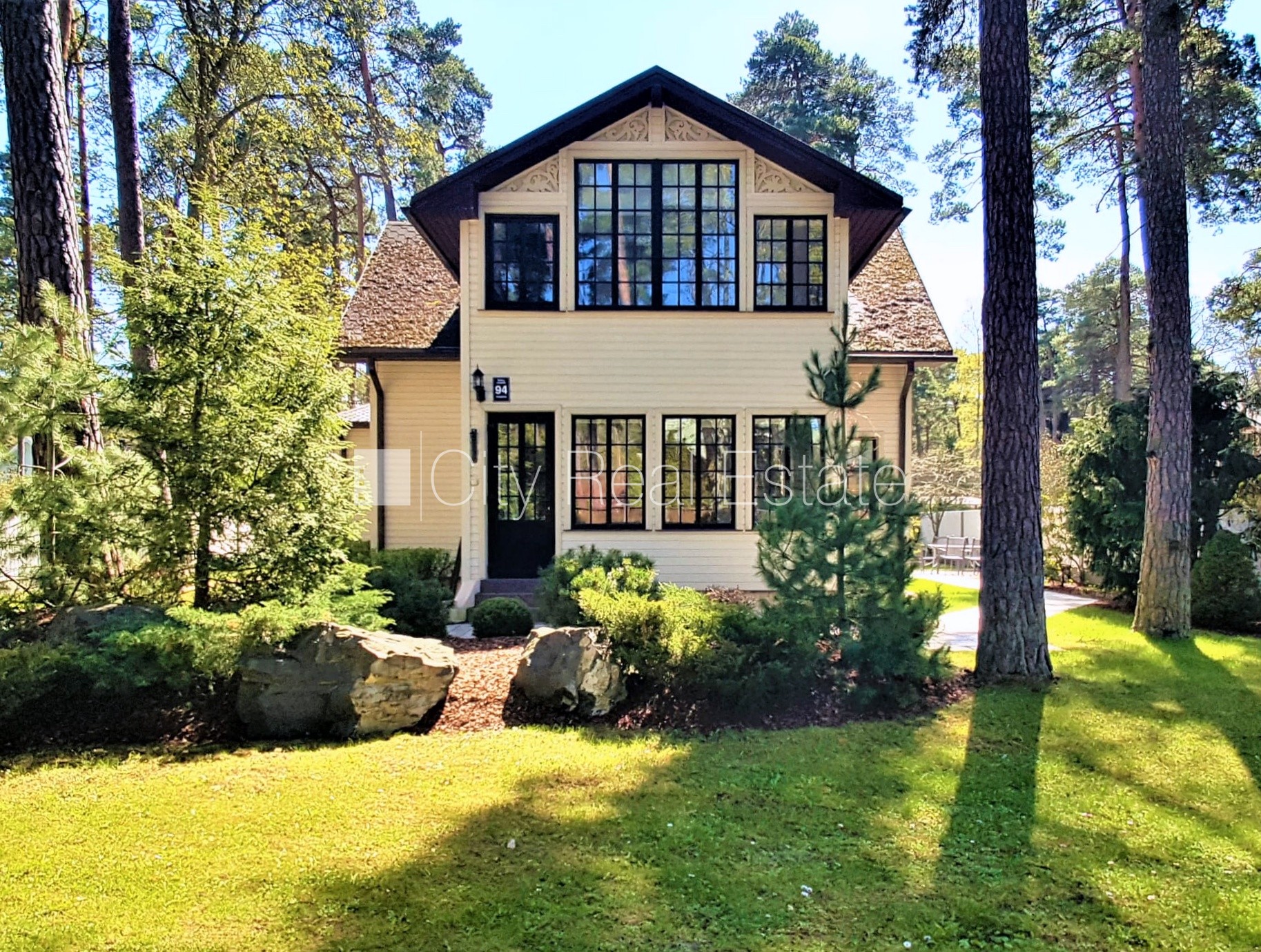 Sludinājumi. Renovēta māja, labiekārtots apzaļumots pagalms, iežogota teritorija, terase, veranda, guļamistabu Cena: 2500 EUR/mēn Foto #2