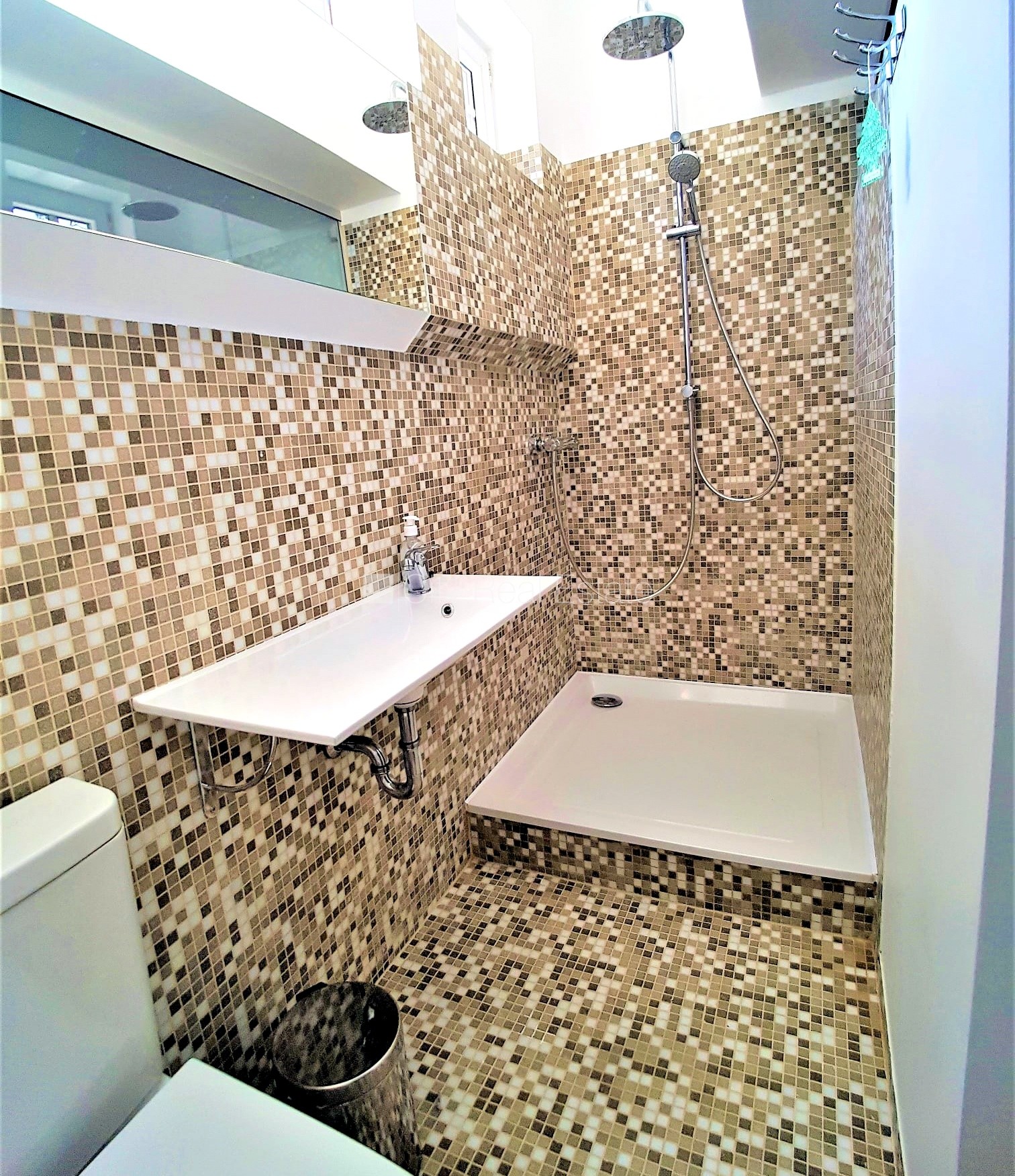 Sludinājumi. Renovēta māja, labiekārtots apzaļumots pagalms, iežogota teritorija, terase, veranda, guļamistabu Cena: 2500 EUR/mēn Foto #20