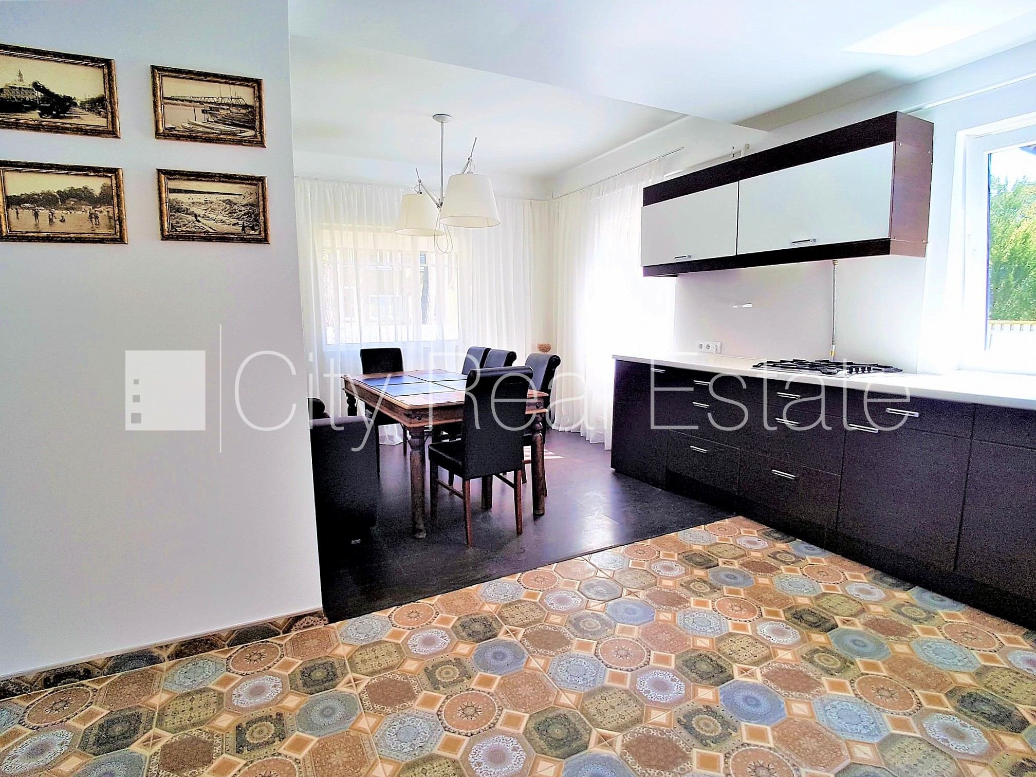 Sludinājumi. Renovēta māja, labiekārtots apzaļumots pagalms, iežogota teritorija, terase, veranda, guļamistabu Cena: 2500 EUR/mēn Foto #8